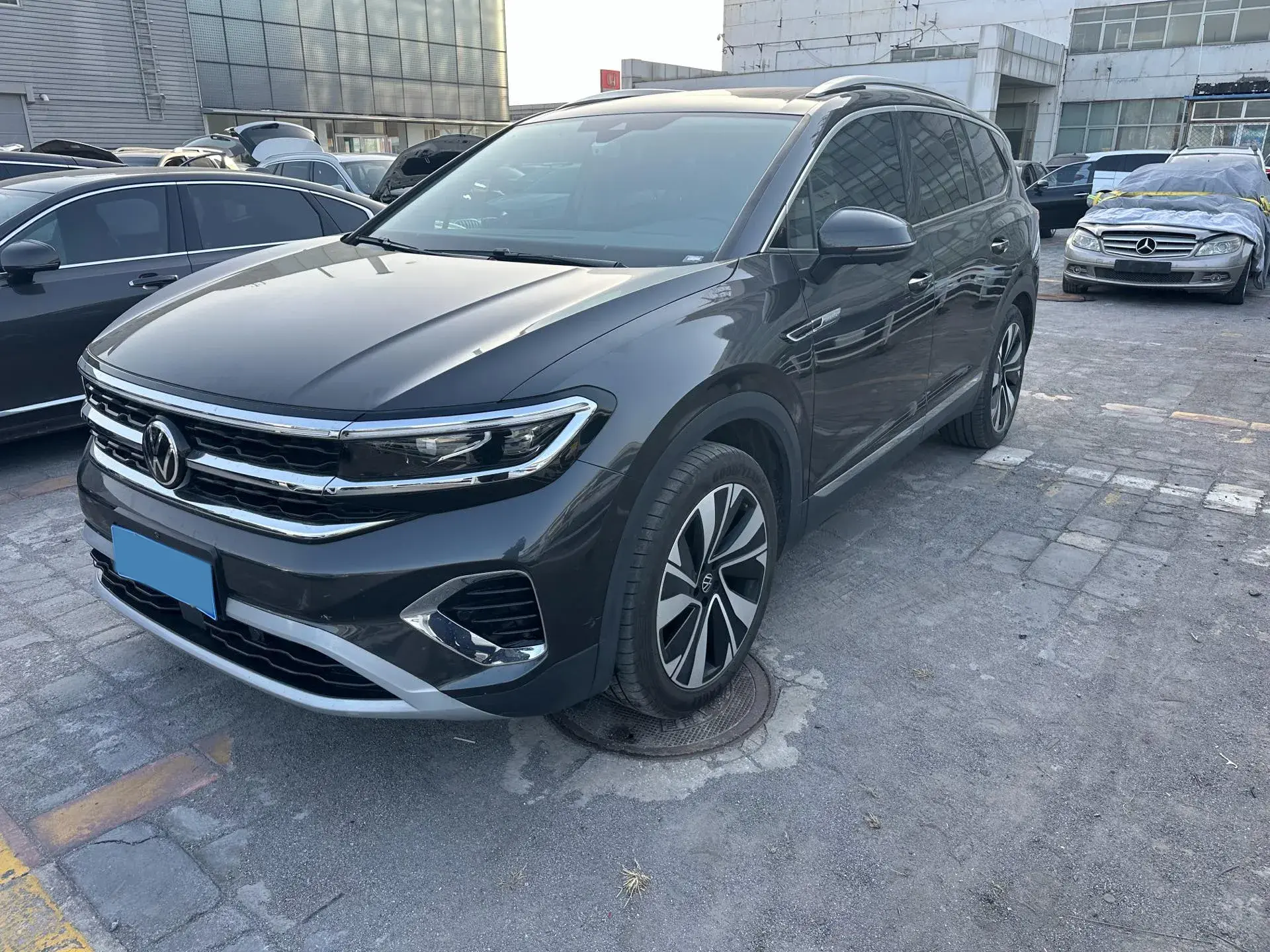 2023 VOLKSWAGEN TALAGON view 1