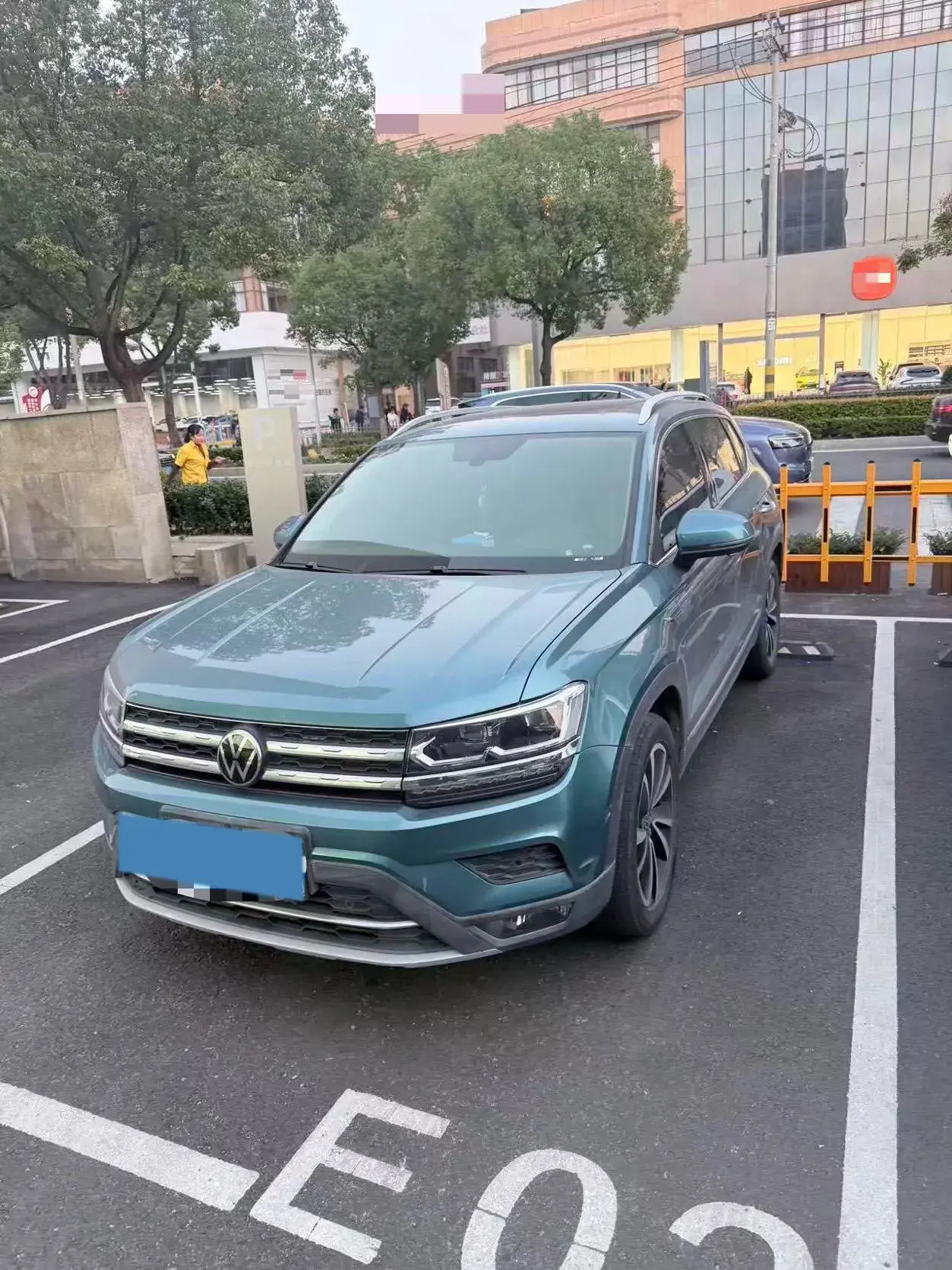 2021 VOLKSWAGEN THARU view 1