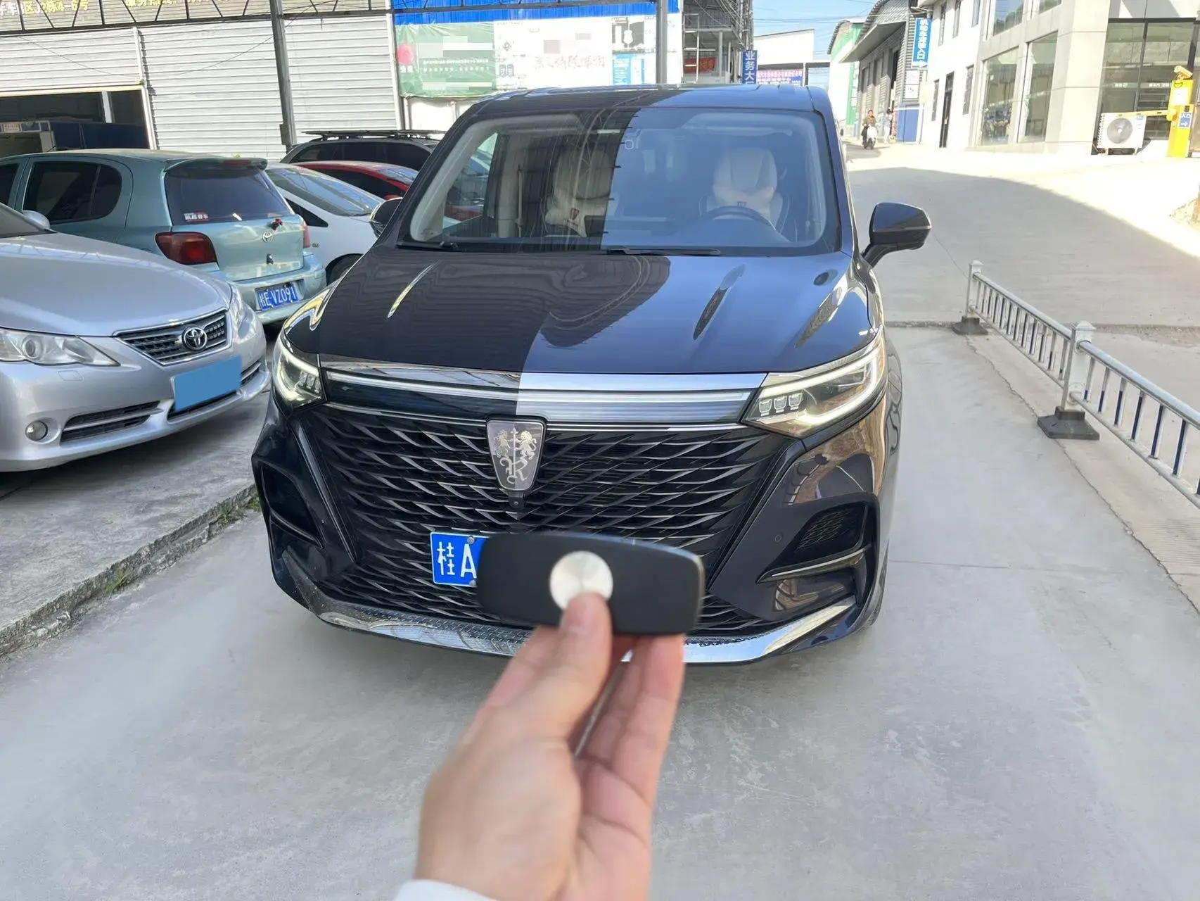 2022 ROEWE IMAX8 thumbnail 2