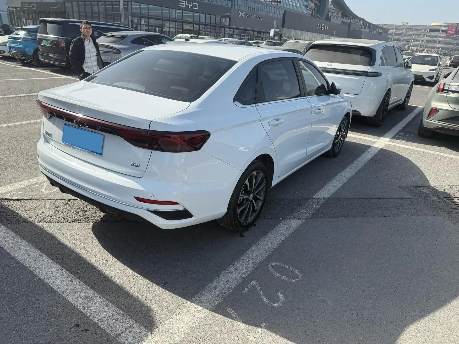 2025 GEELY EMGRAND thumbnail 3