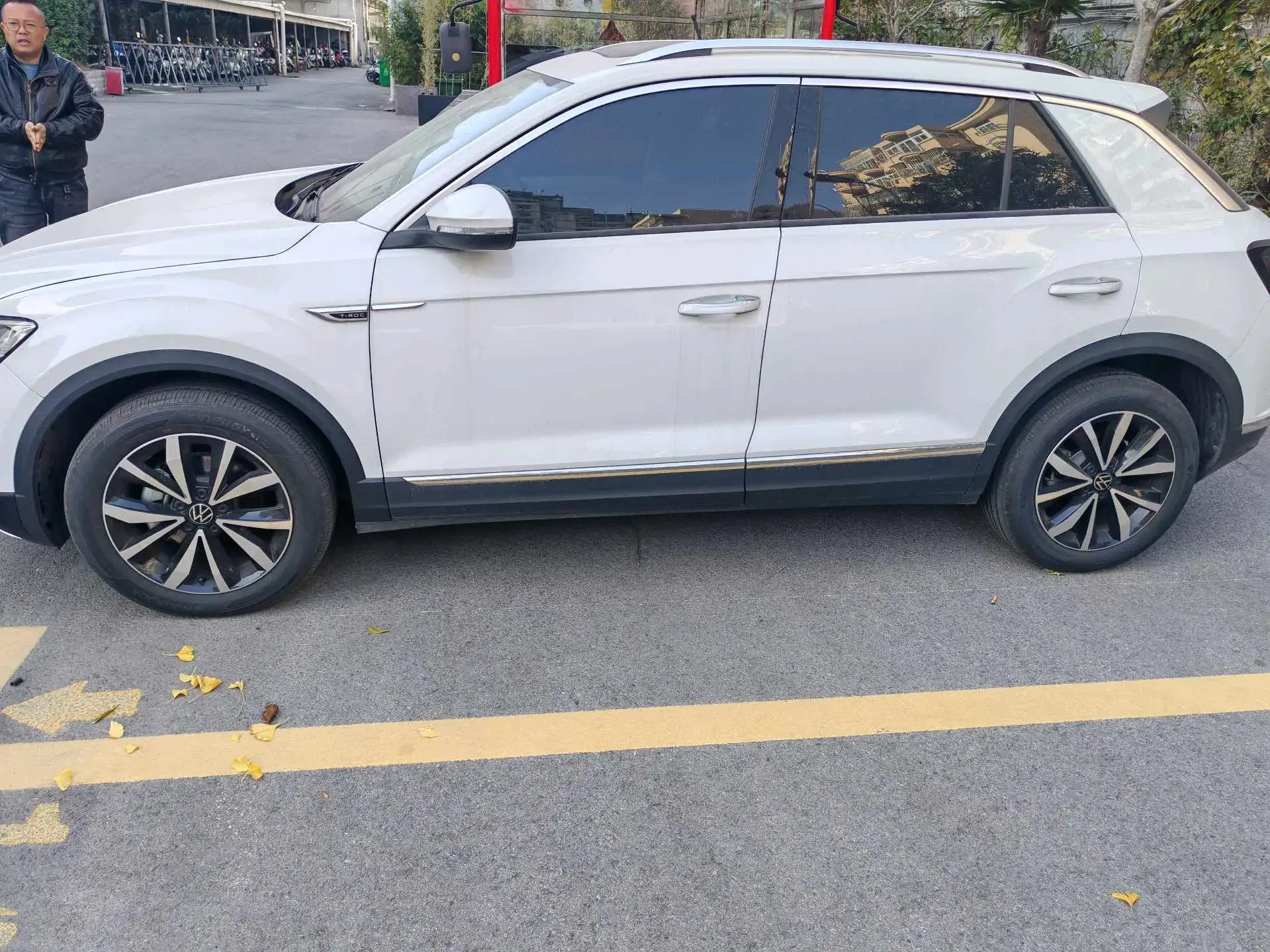 2023 VOLKSWAGEN T-ROC thumbnail 2