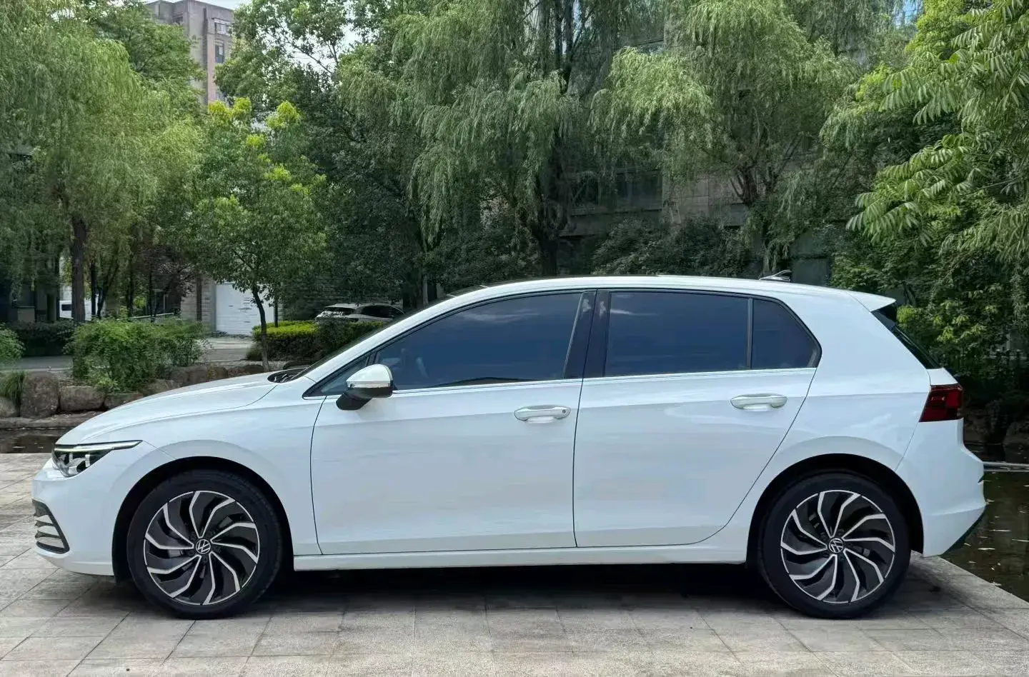 2021 VOLKSWAGEN GOLF thumbnail 3