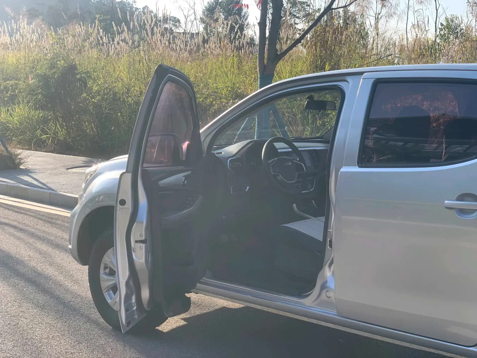 2019 ISUZU RE-MAX thumbnail 4