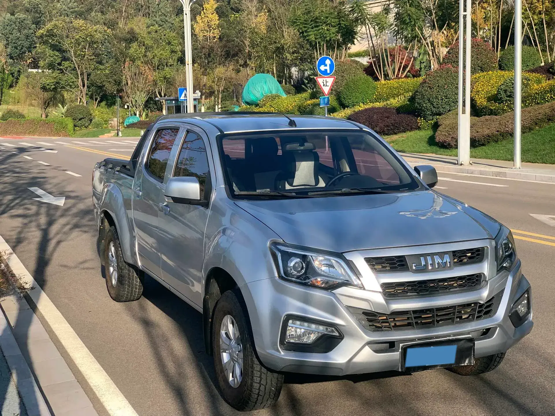 2019 ISUZU RE-MAX thumbnail 3