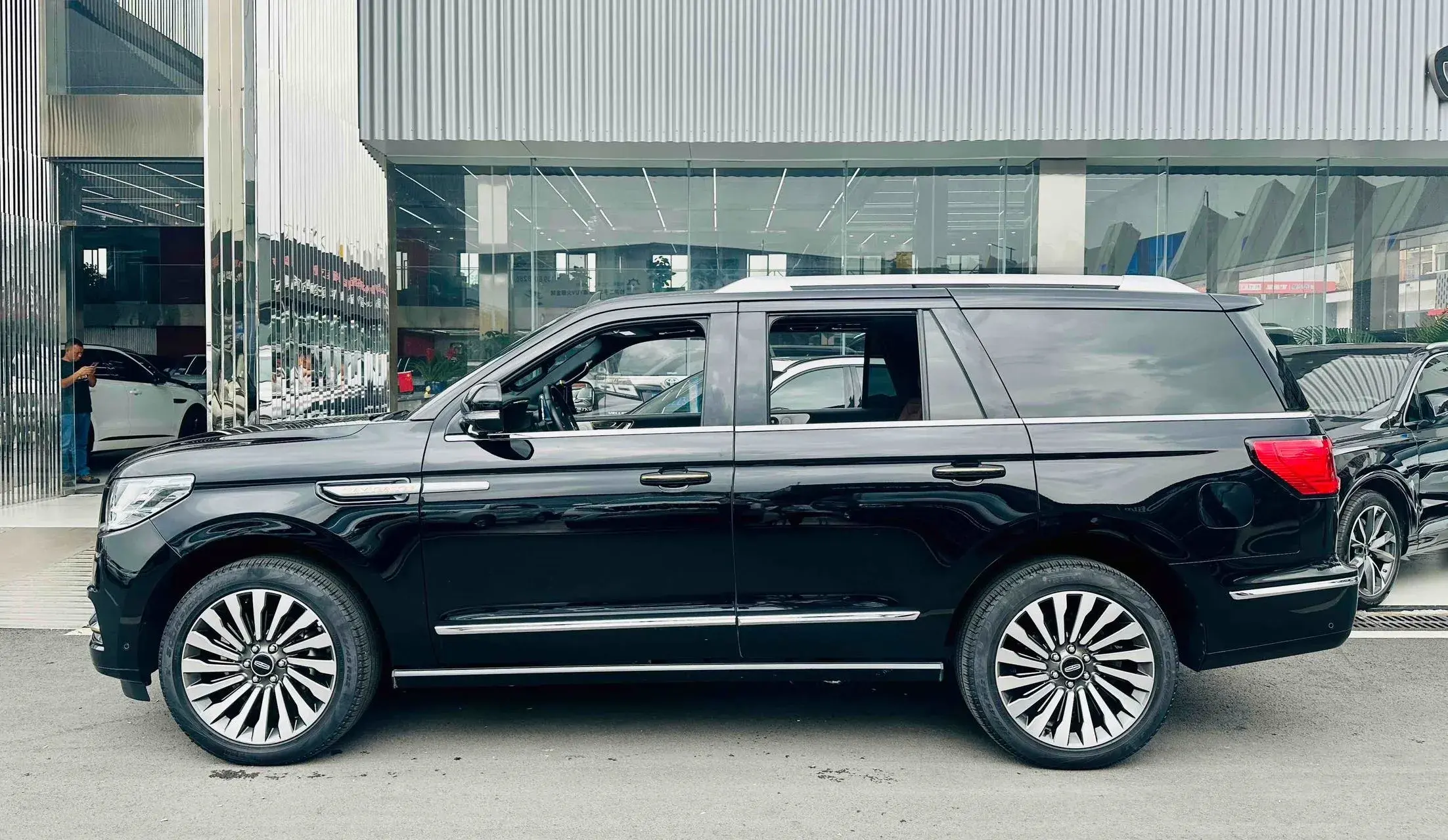 2019 LINCOLN NAVIGATOR thumbnail 3
