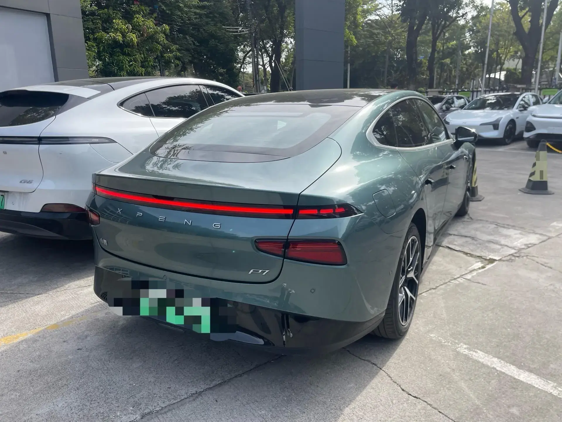 2023 XPENG P7 thumbnail 2