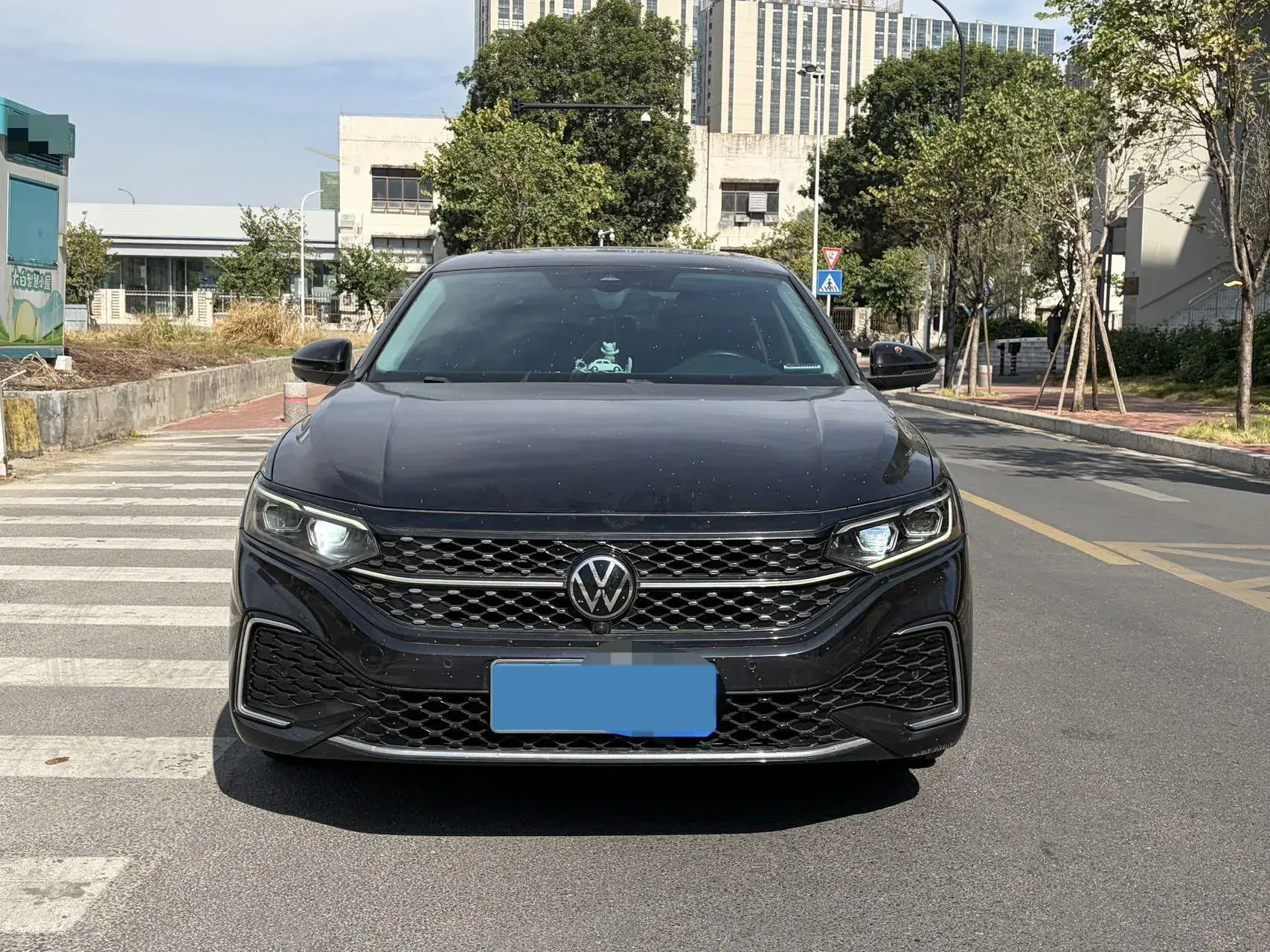 2023 VOLKSWAGEN PASSAT thumbnail 2