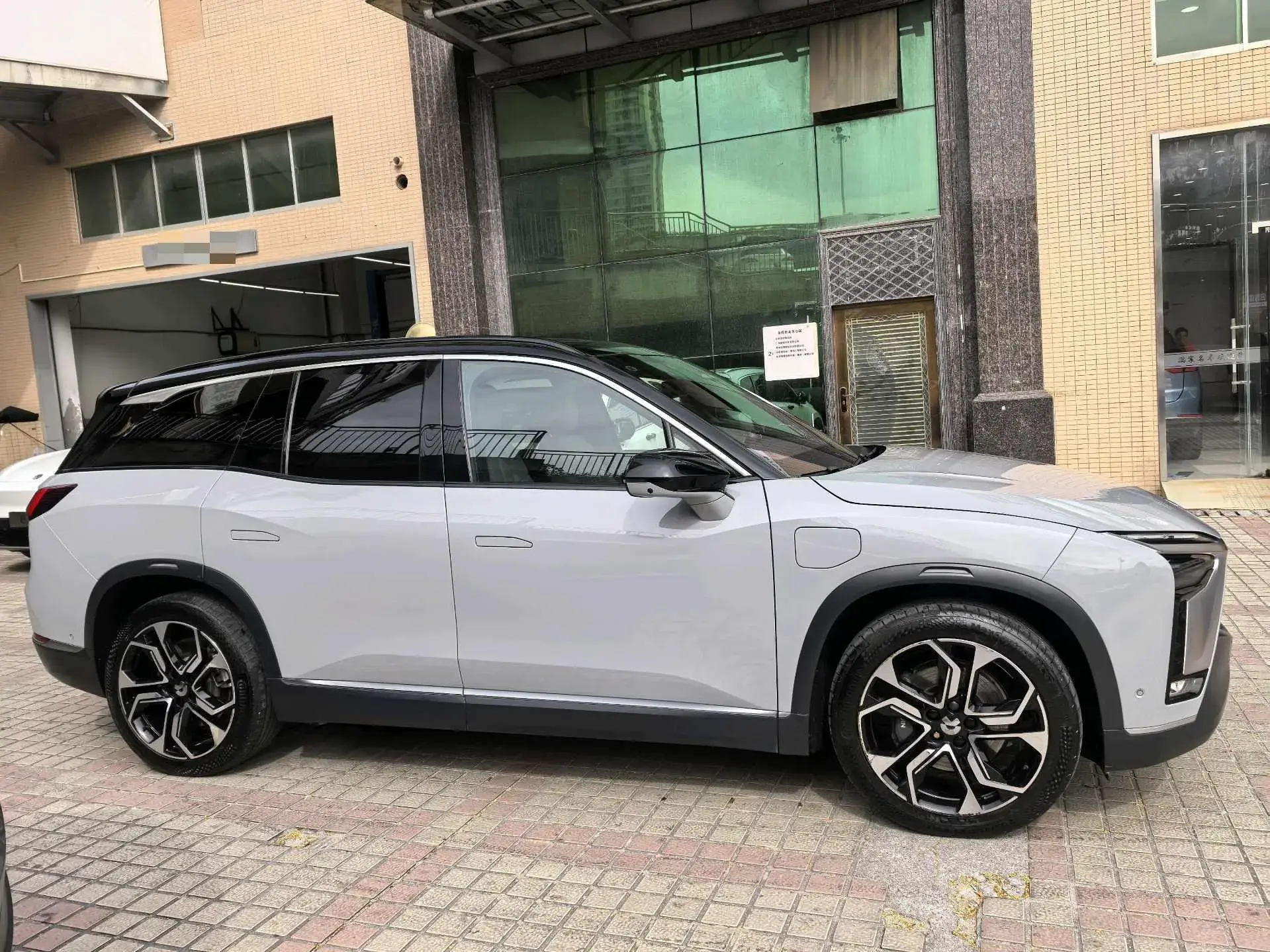 2020 NIO ES8 thumbnail 4