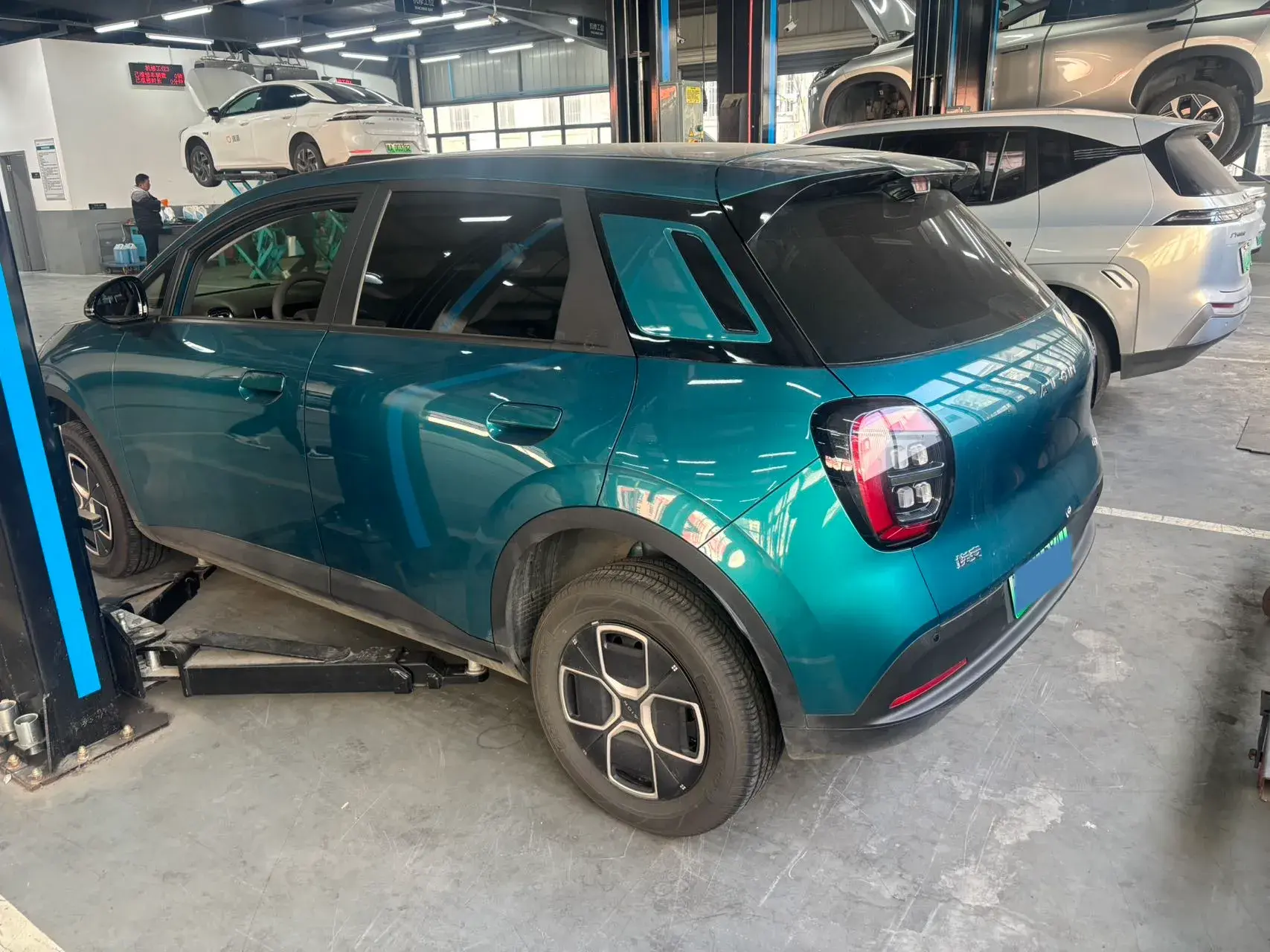 2025 AION AION thumbnail 3