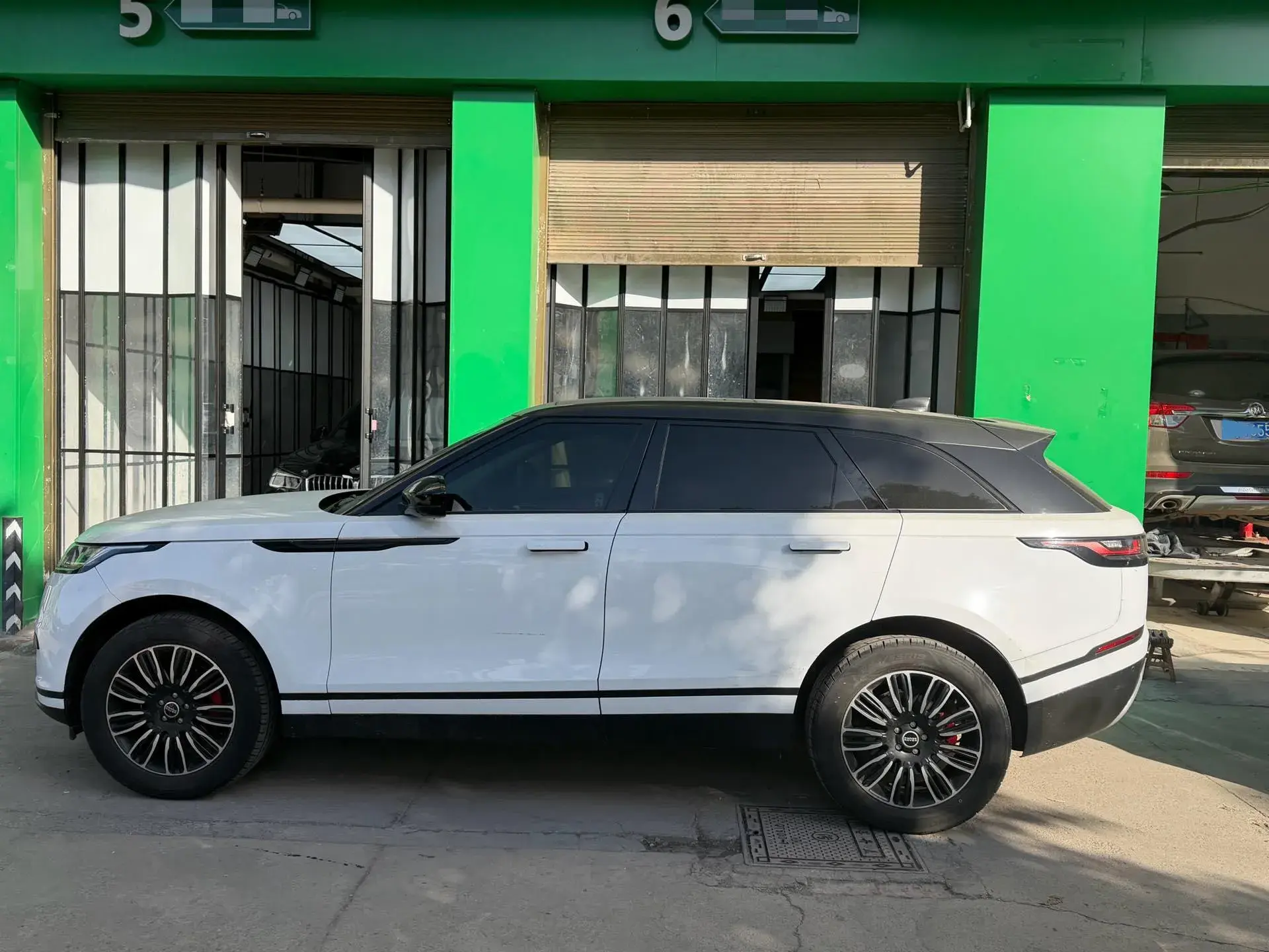 2018 LAND ROVER thumbnail 2