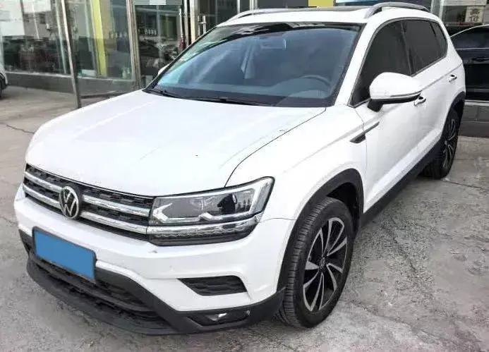 2021 VOLKSWAGEN THARU view 1