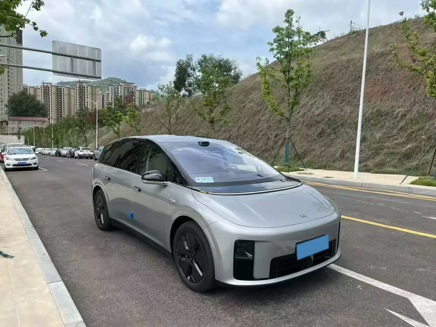 2025 LI I8 thumbnail 2