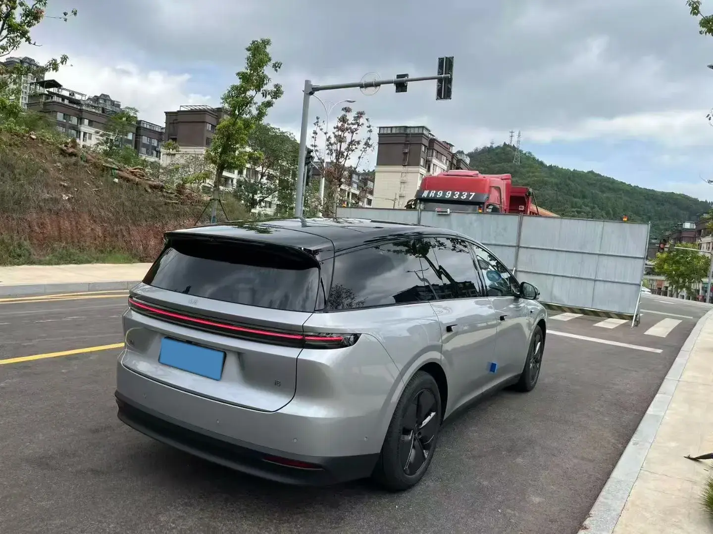 2025 LI I8 thumbnail 3