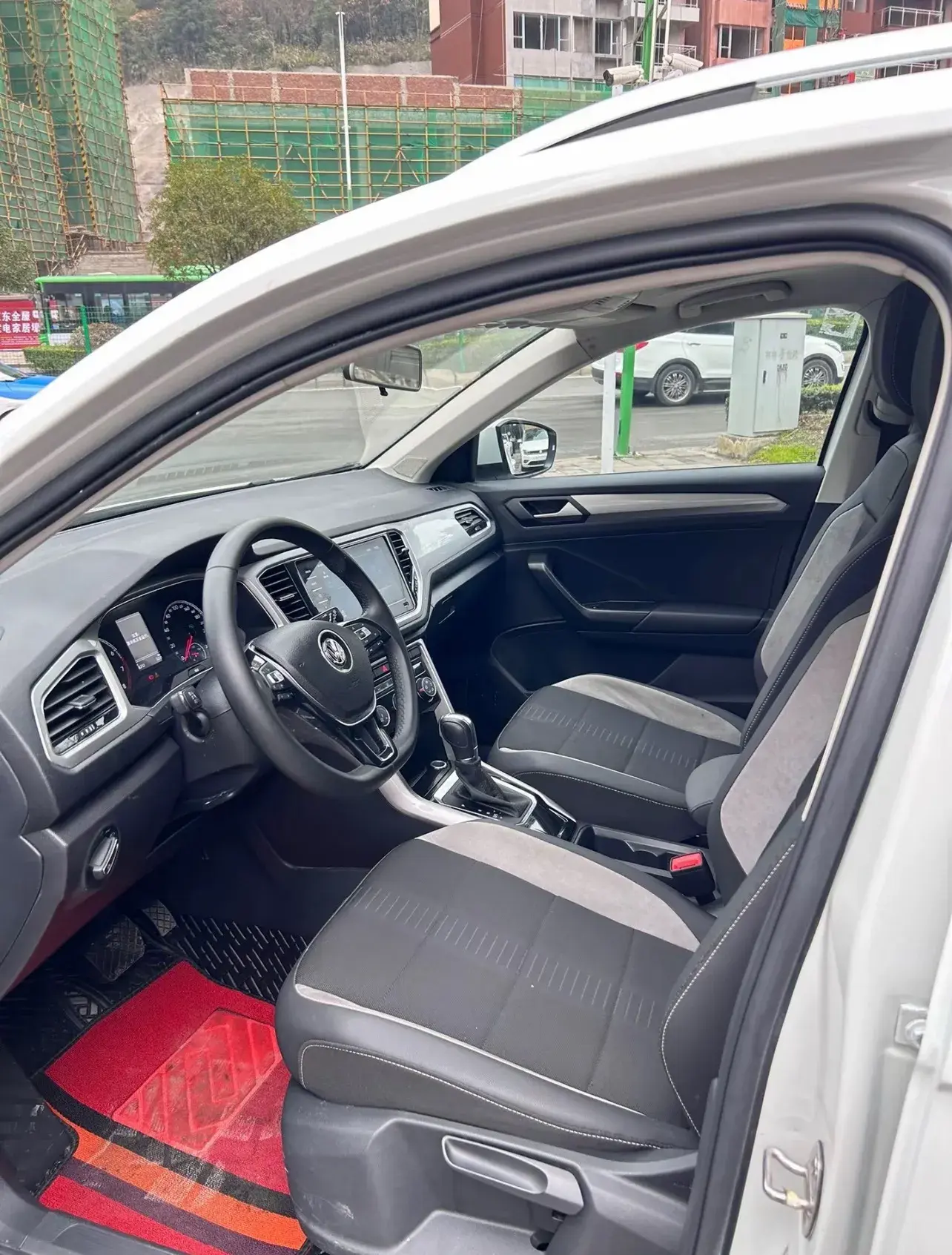 2021 VOLKSWAGEN T-ROC thumbnail 4