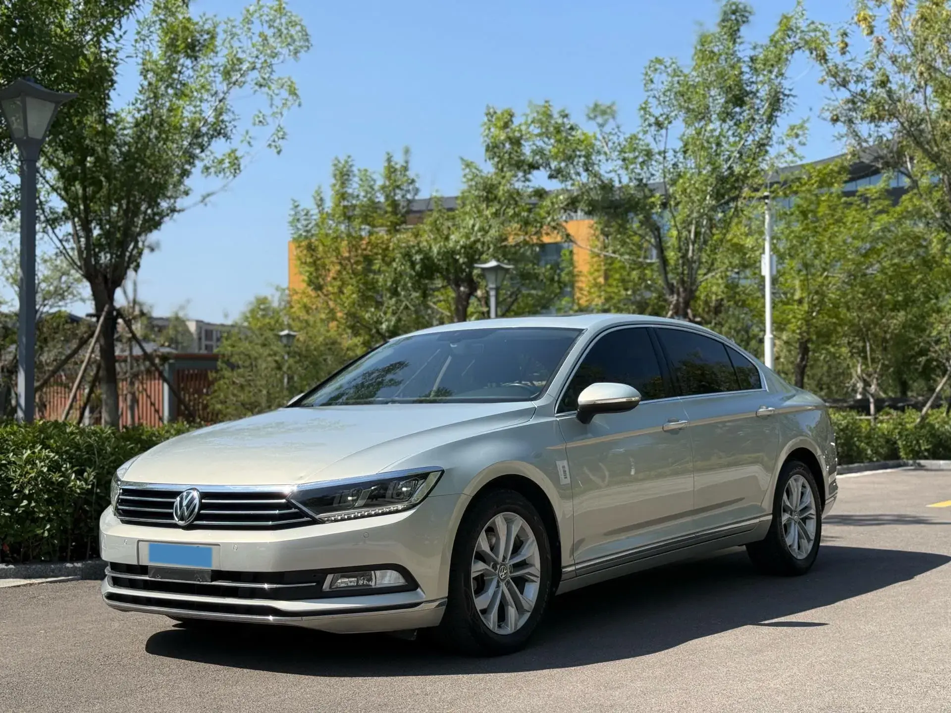 2017 VOLKSWAGEN MAGOTAN view 1