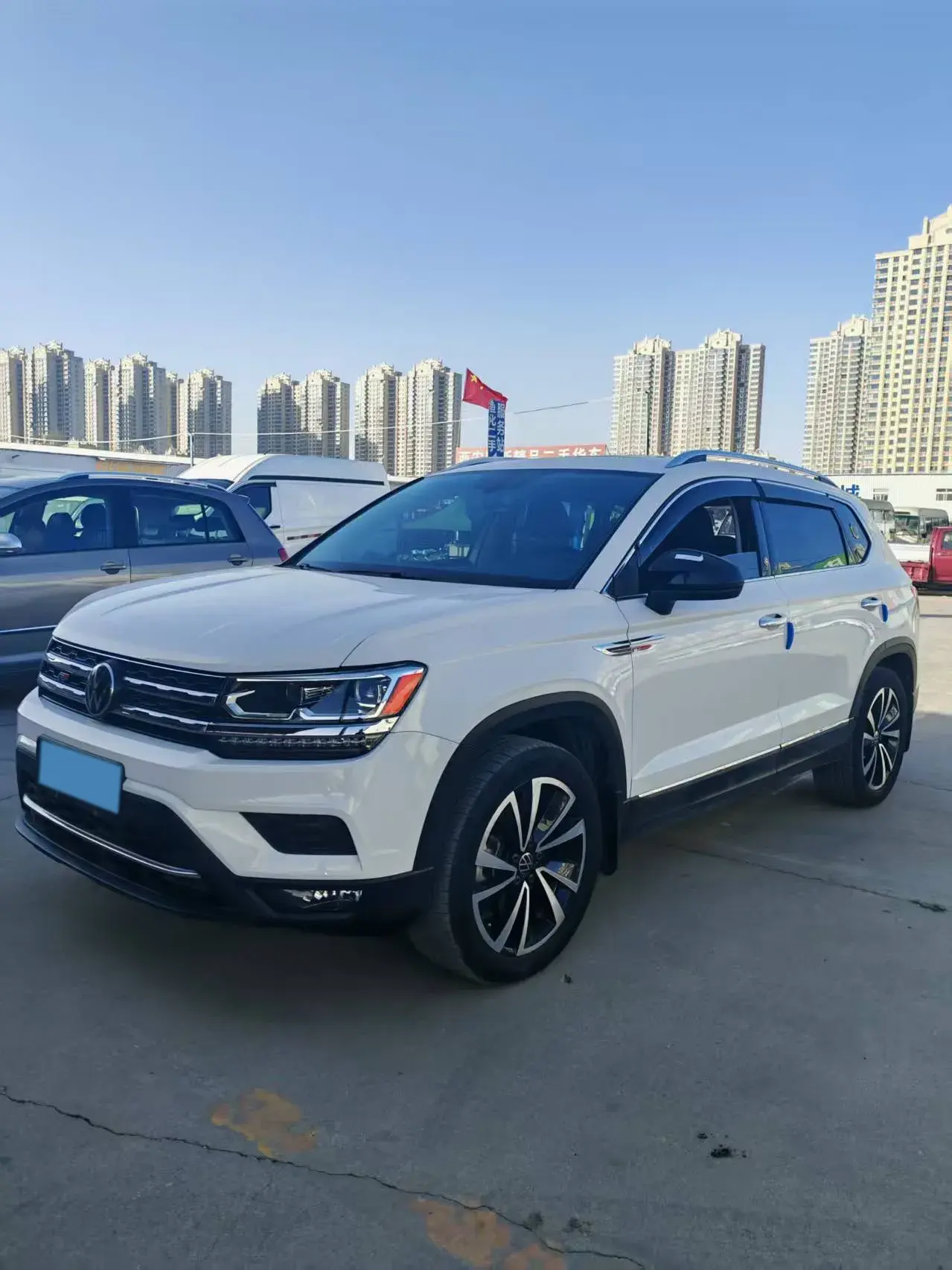 2022 VOLKSWAGEN THARU view 1