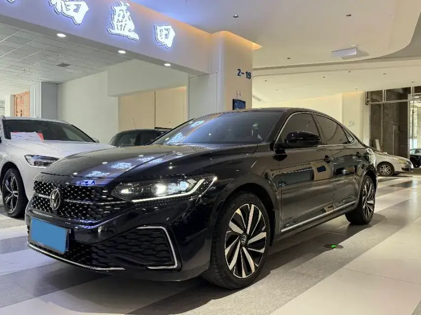 2023 VOLKSWAGEN PASSAT view 1