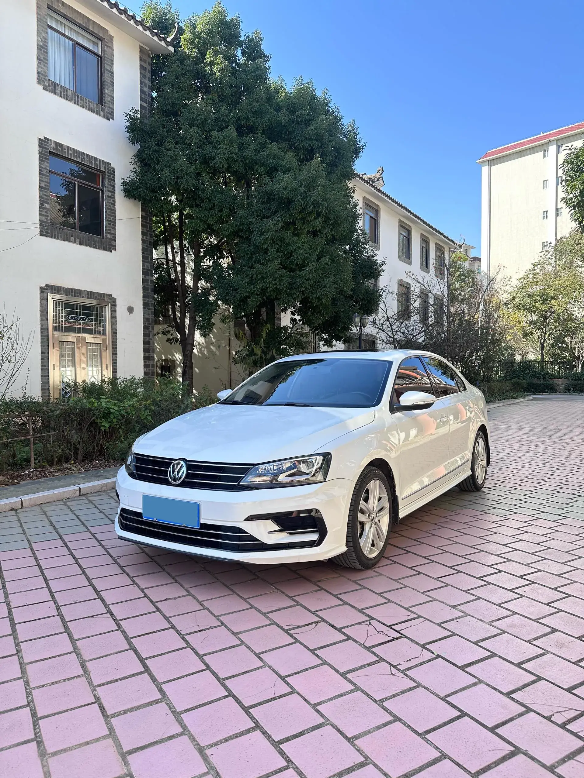 2018 VOLKSWAGEN SAGITAR view 1