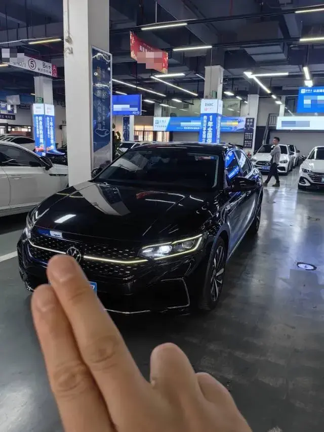 2022 VOLKSWAGEN PASSAT view 1