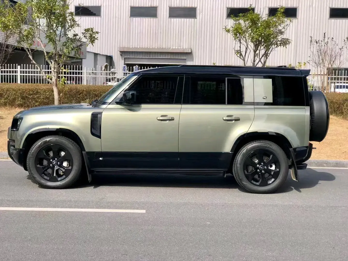 2023 LAND ROVER thumbnail 4