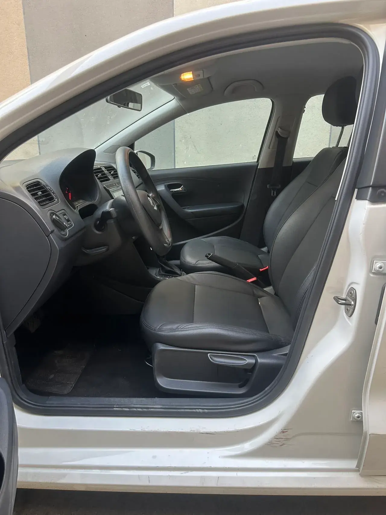 2016 VOLKSWAGEN POLO thumbnail 4