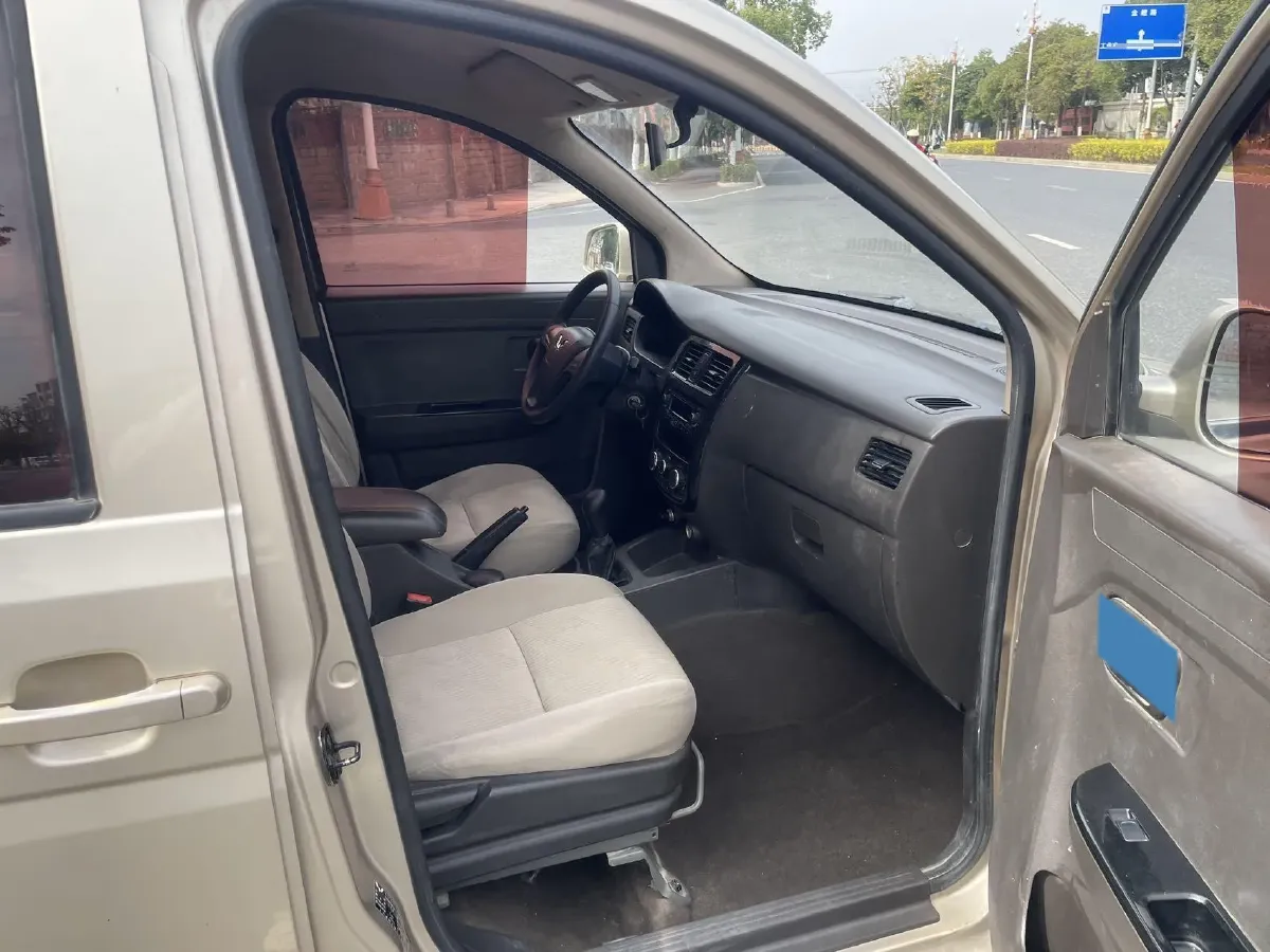 2016 WuLing RongGuang V 1.5L 112HP L4 5MT,autocango,china used car exporter,china ev exporter,chinese used car exporter,chinese used ev exporter