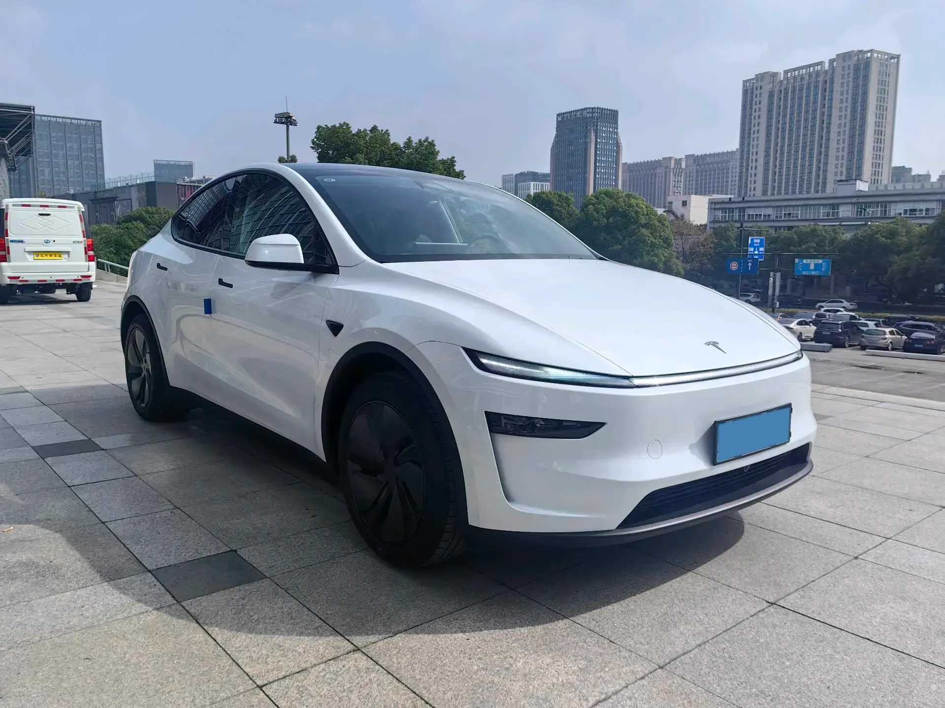 2025 TESLA MODEL thumbnail 2