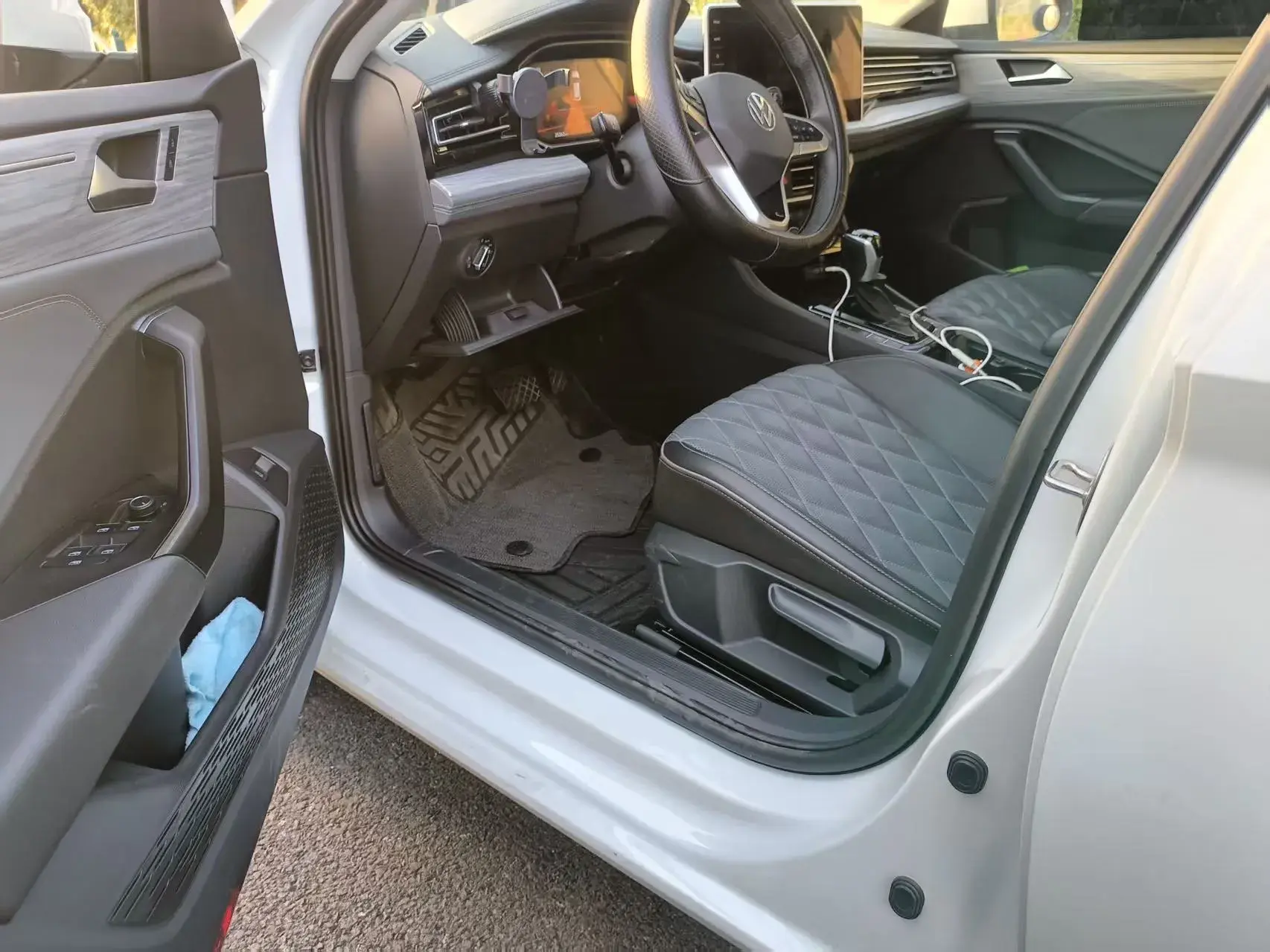 2024 VOLKSWAGEN SAGITAR thumbnail 3