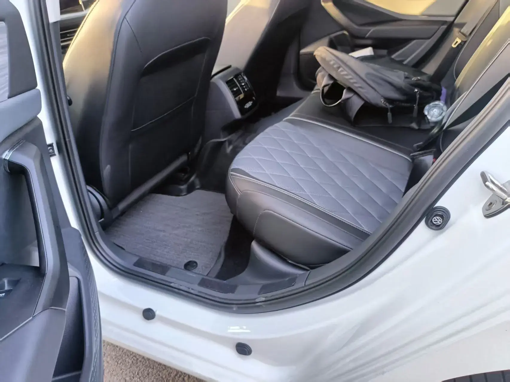 2024 VOLKSWAGEN SAGITAR thumbnail 4