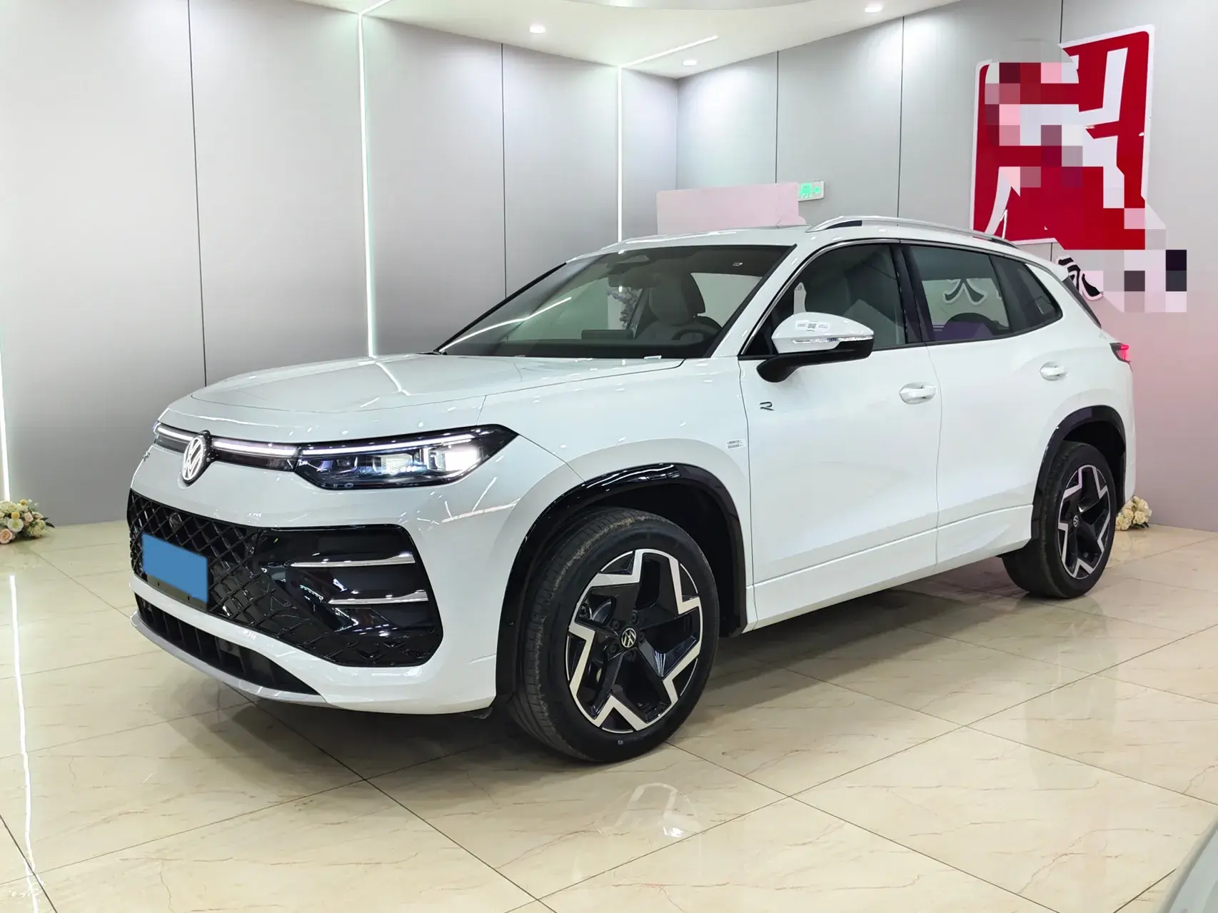 2025 VOLKSWAGEN TAYRON view 1