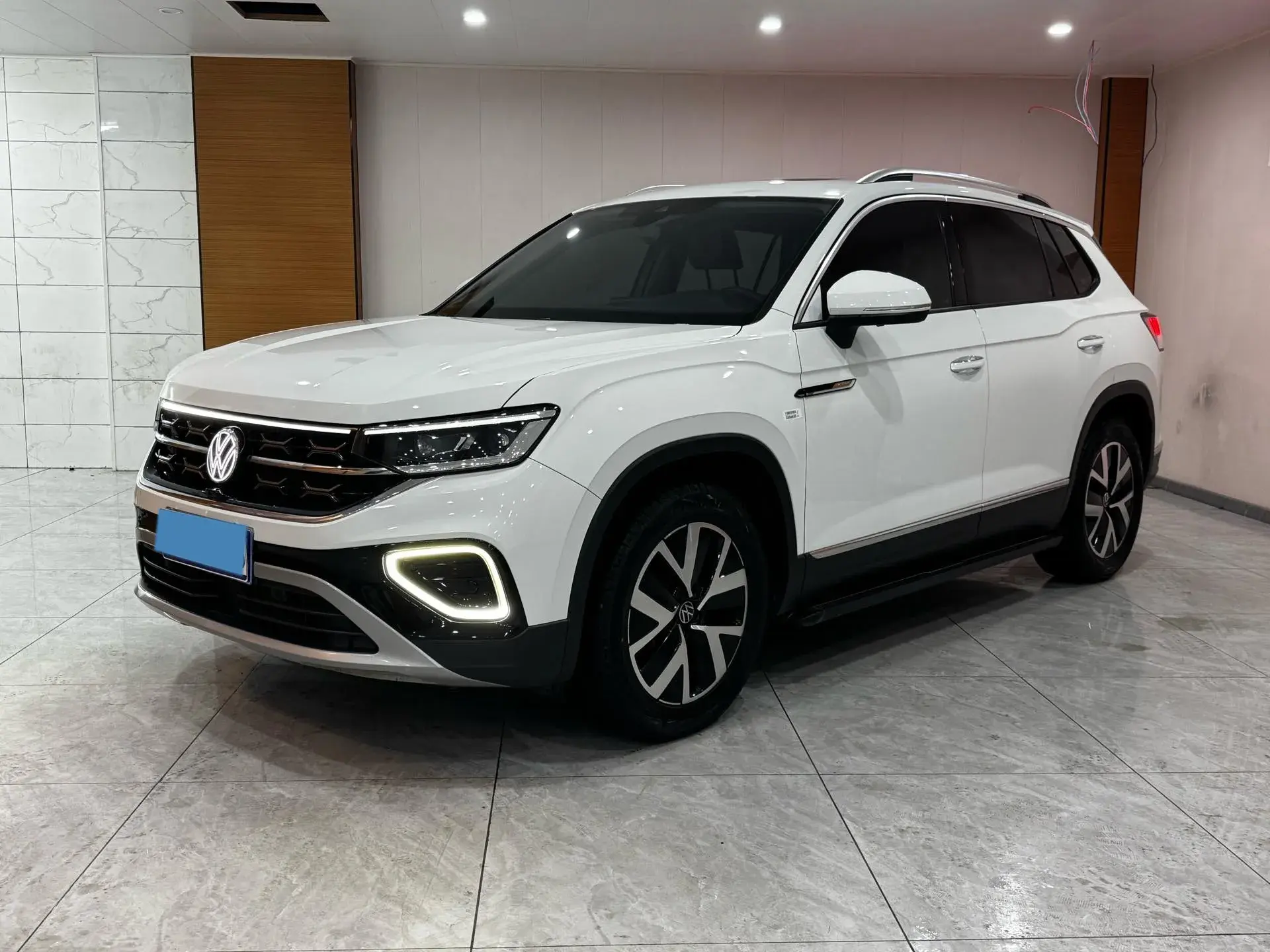 2023 VOLKSWAGEN TAYRON view 1