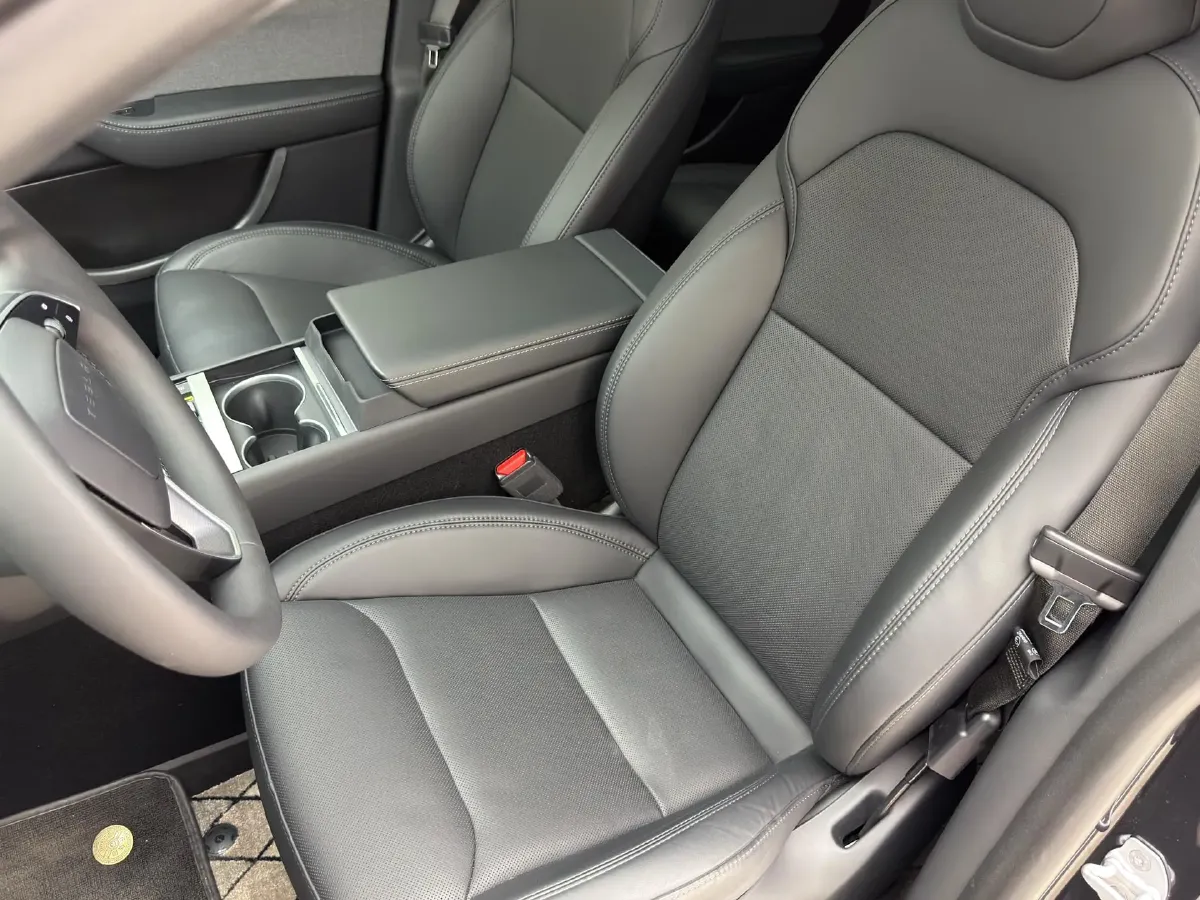 2025 Tesla Model Y BEV 62.5KWH,autocango,china used car exporter,china ev exporter,chinese used car exporter,chinese used ev exporter