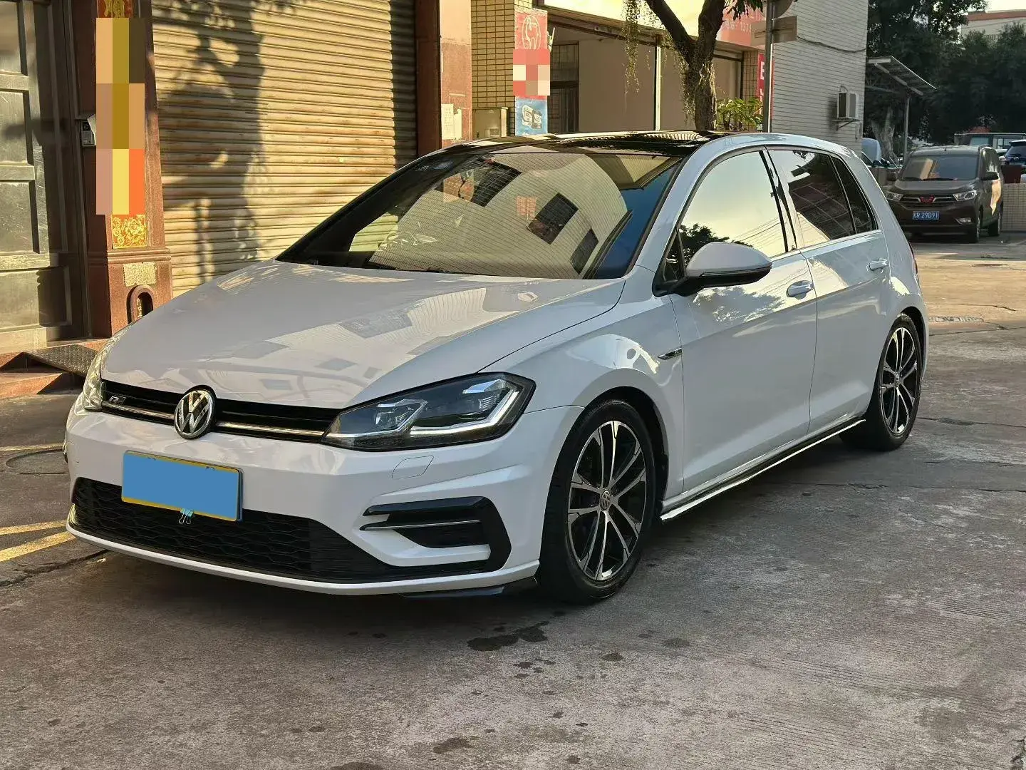 2019 VOLKSWAGEN GOLF view 1