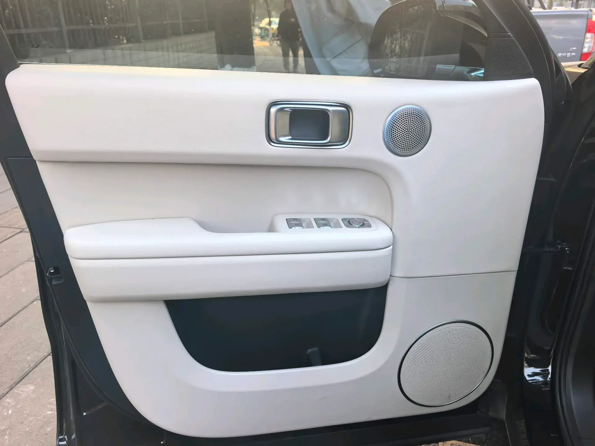 2024 LI L6 thumbnail 2