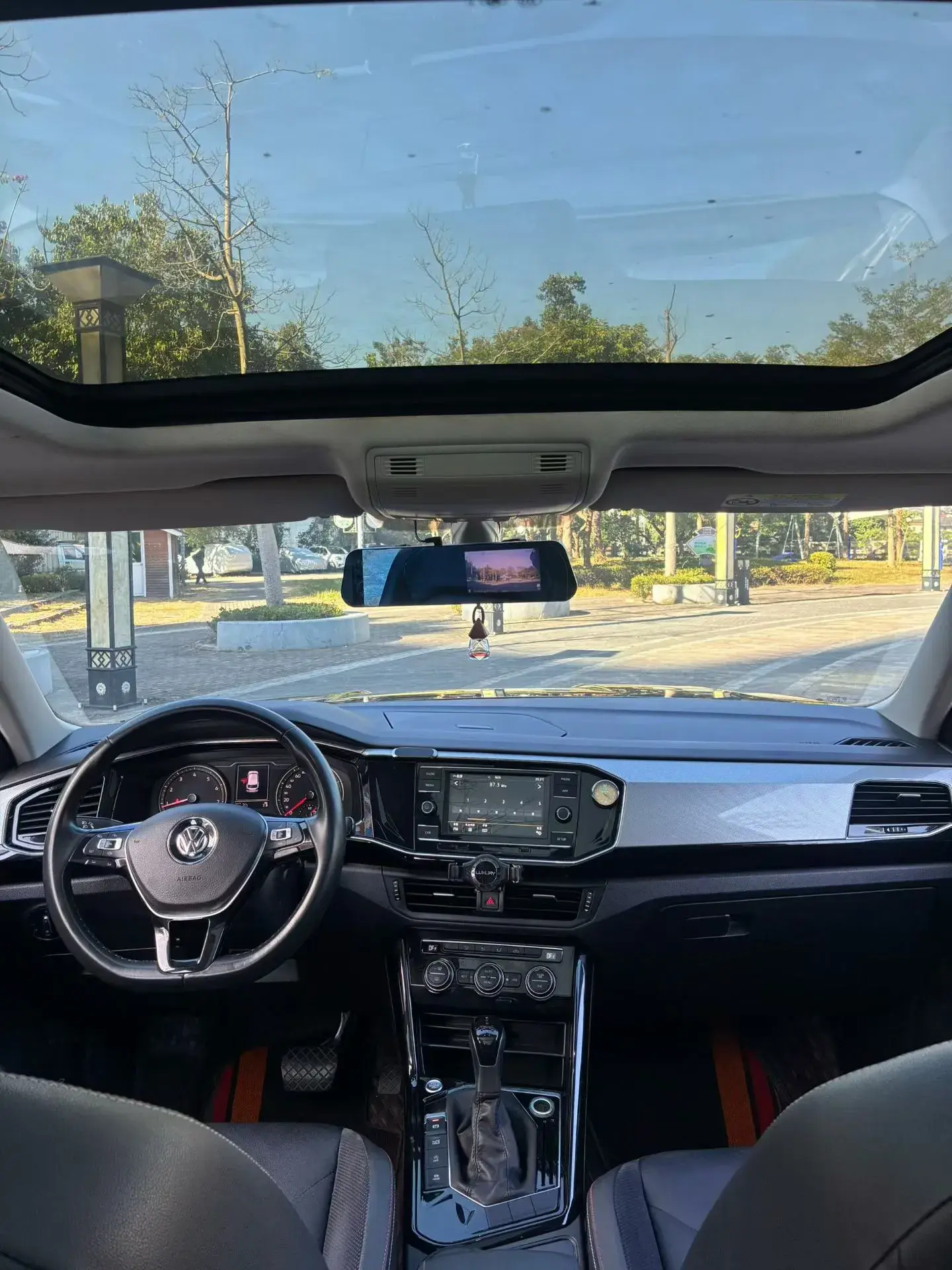 2019 VOLKSWAGEN TAYRON thumbnail 3