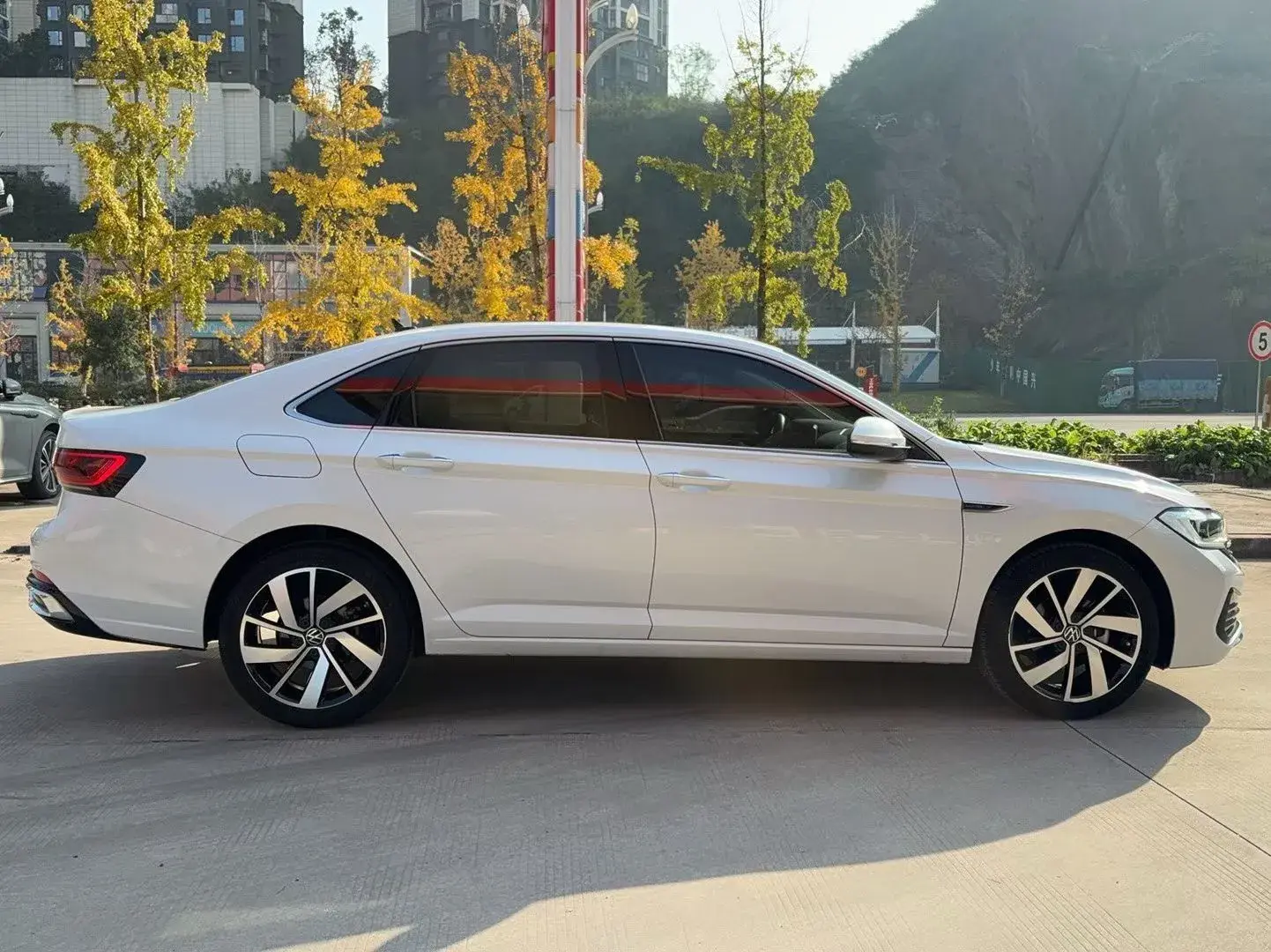 2023 VOLKSWAGEN SAGITAR thumbnail 3