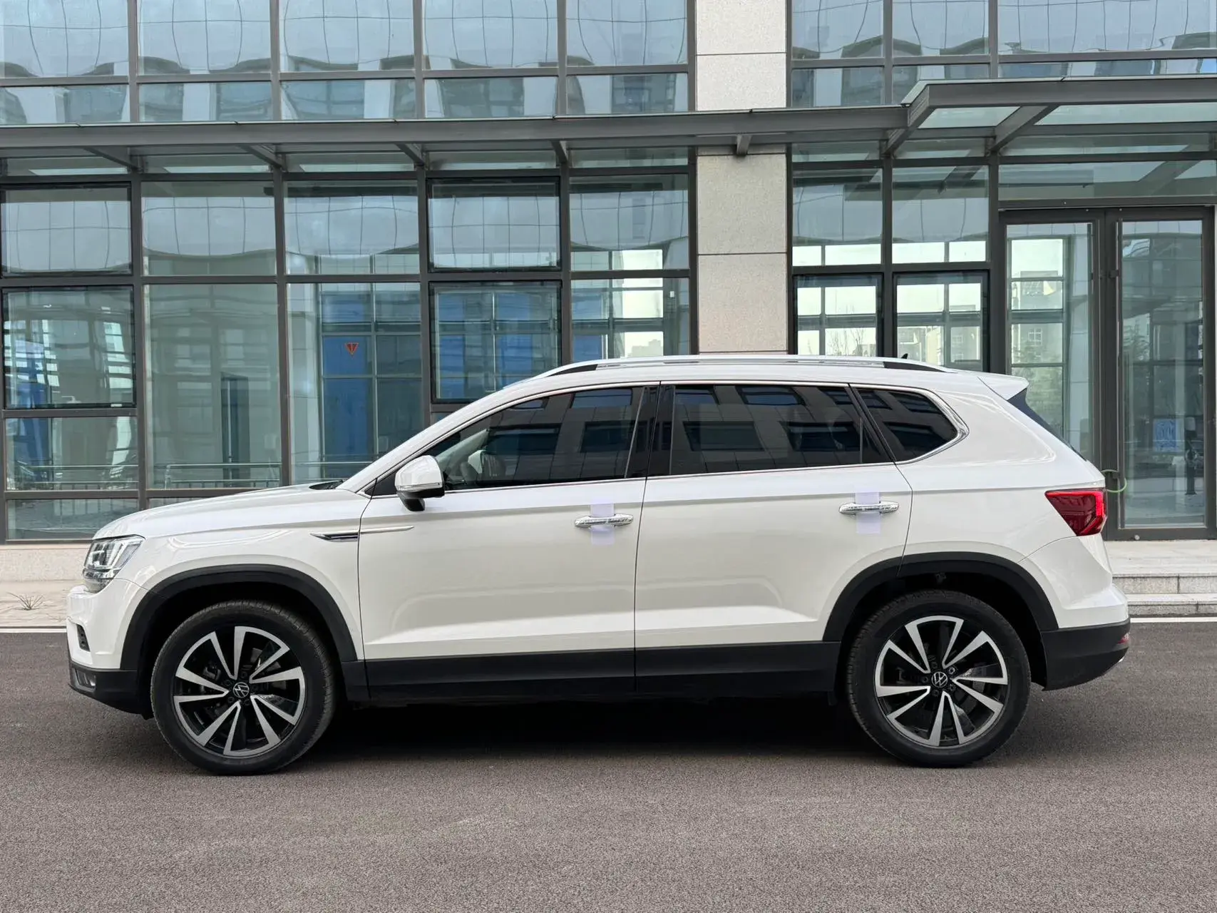 2022 VOLKSWAGEN THARU thumbnail 4