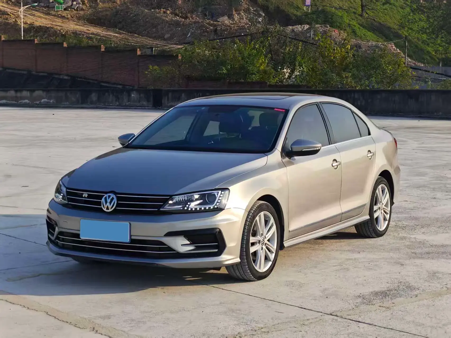 2018 VOLKSWAGEN SAGITAR view 1