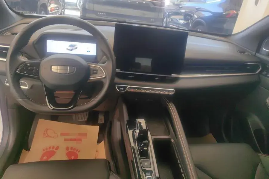 2025 GEELY COOLRAY thumbnail 4