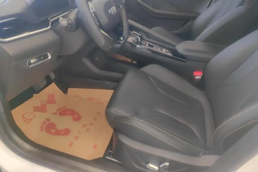 2025 GEELY COOLRAY thumbnail 3