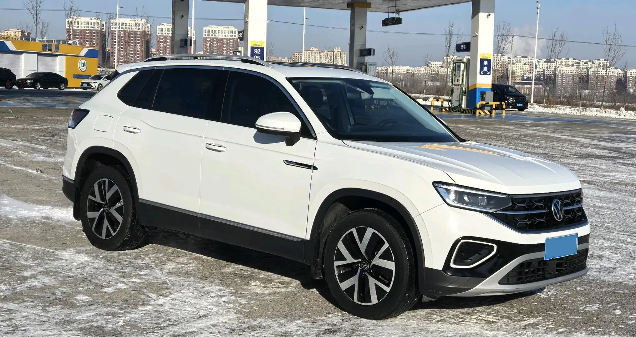 2023 VOLKSWAGEN TAYRON thumbnail 3