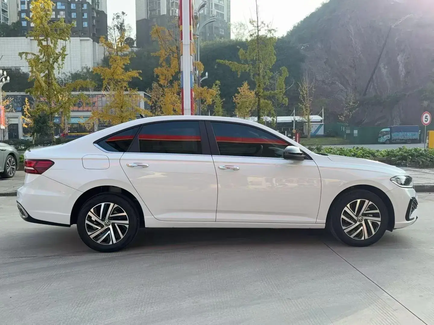 2024 VOLKSWAGEN LAVIDA thumbnail 3