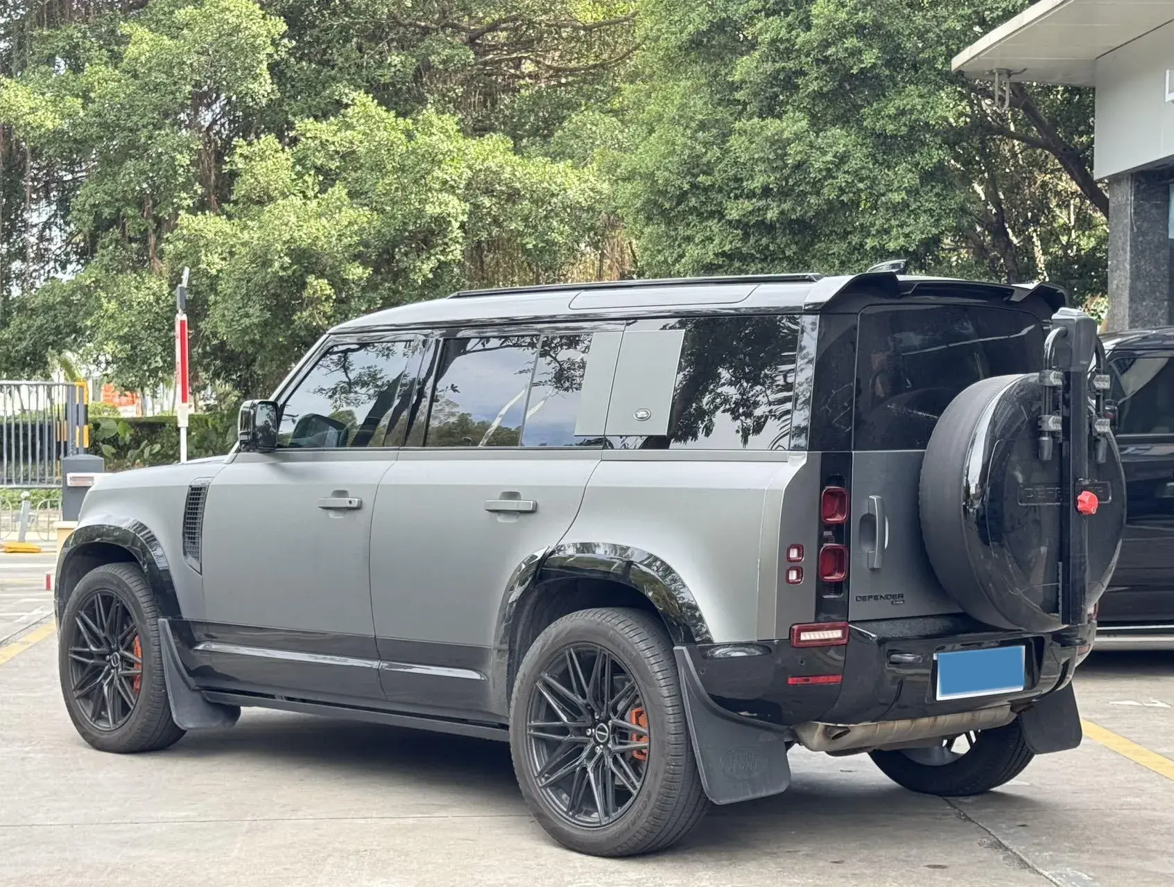 2023 LAND ROVER thumbnail 4