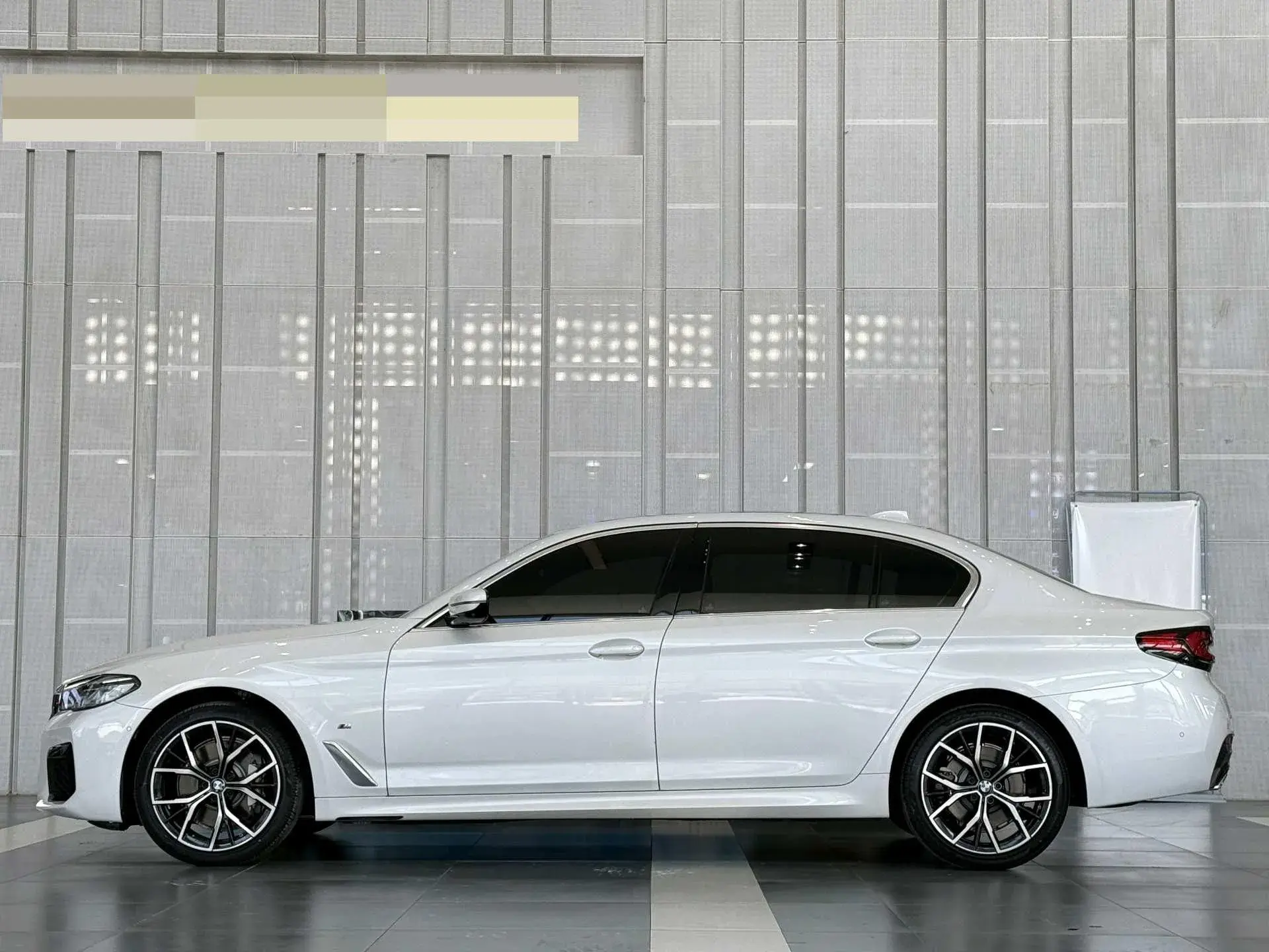 2021 BMW 5 thumbnail 4