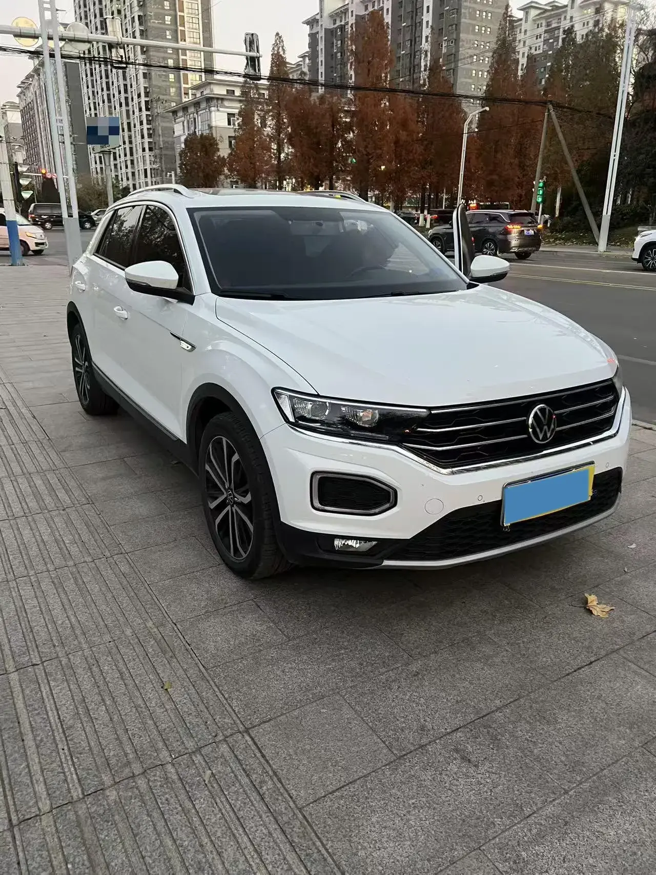 2022 VOLKSWAGEN T-ROC thumbnail 3