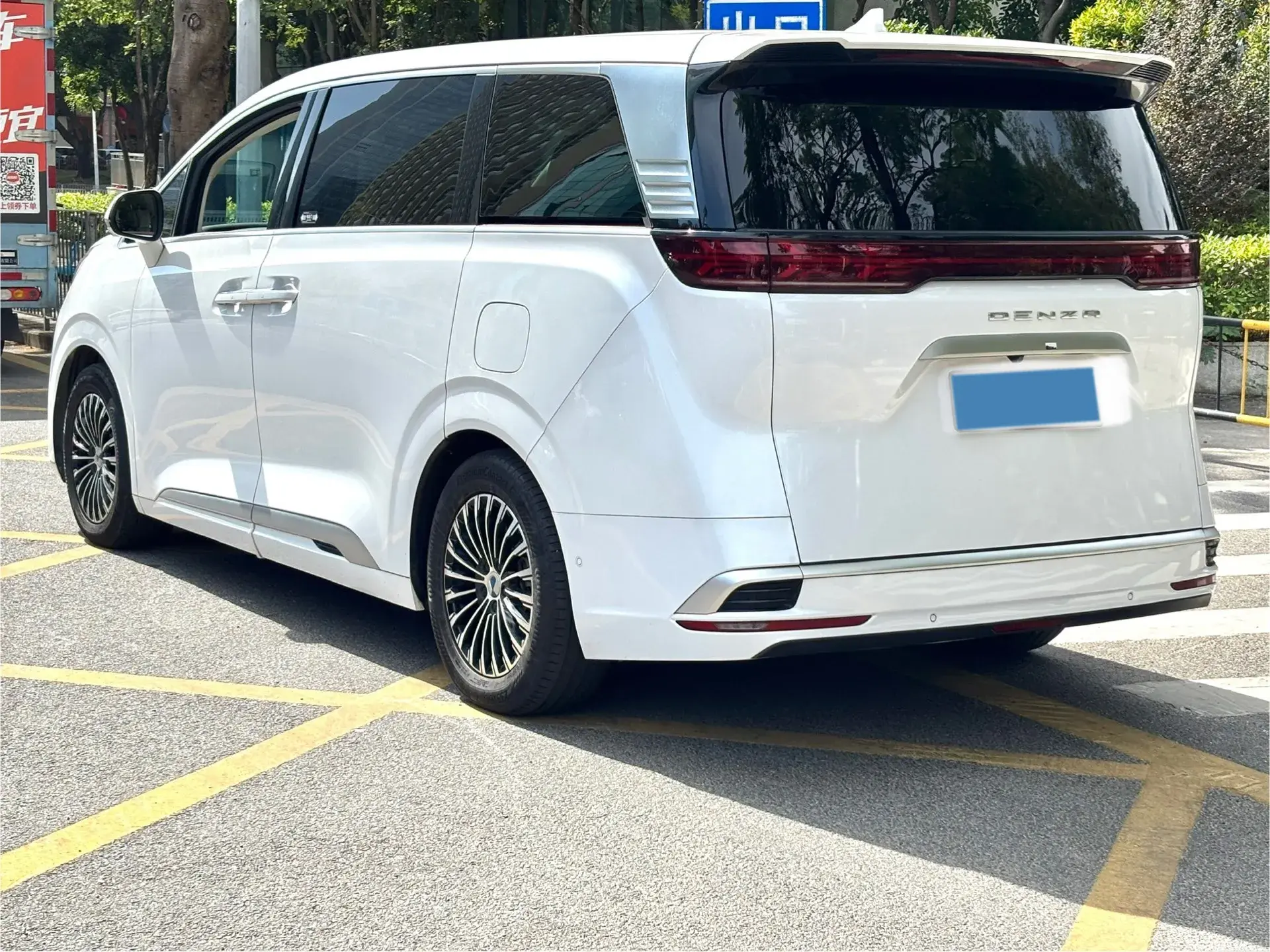 2024 DENZA D9 thumbnail 4