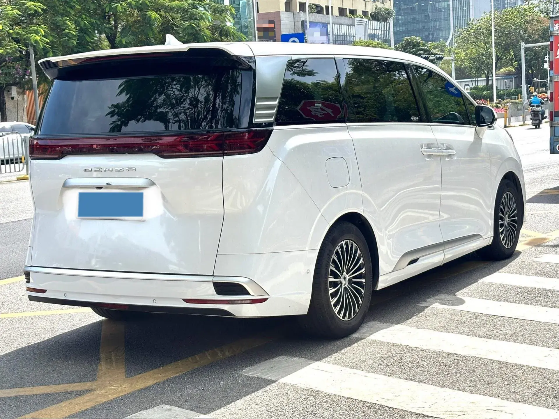 2024 DENZA D9 thumbnail 3