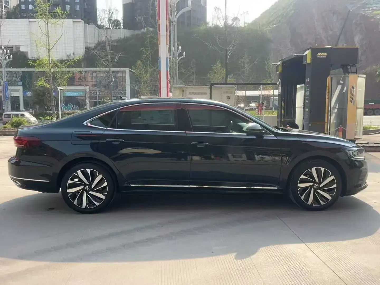 2024 VOLKSWAGEN PASSAT thumbnail 3