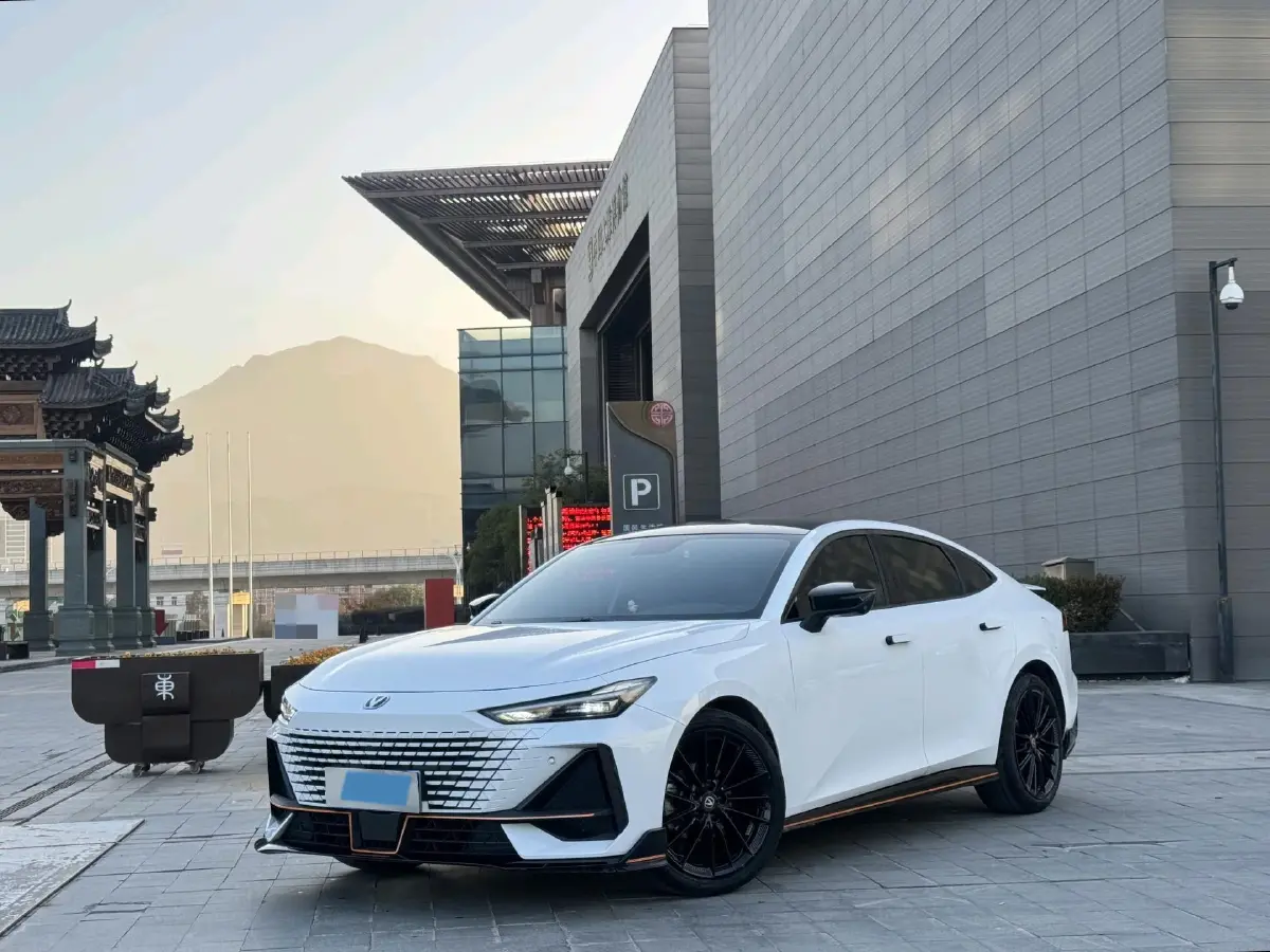 2023 ChangAn UNI-V 1.5T 188HP L4 7DCT