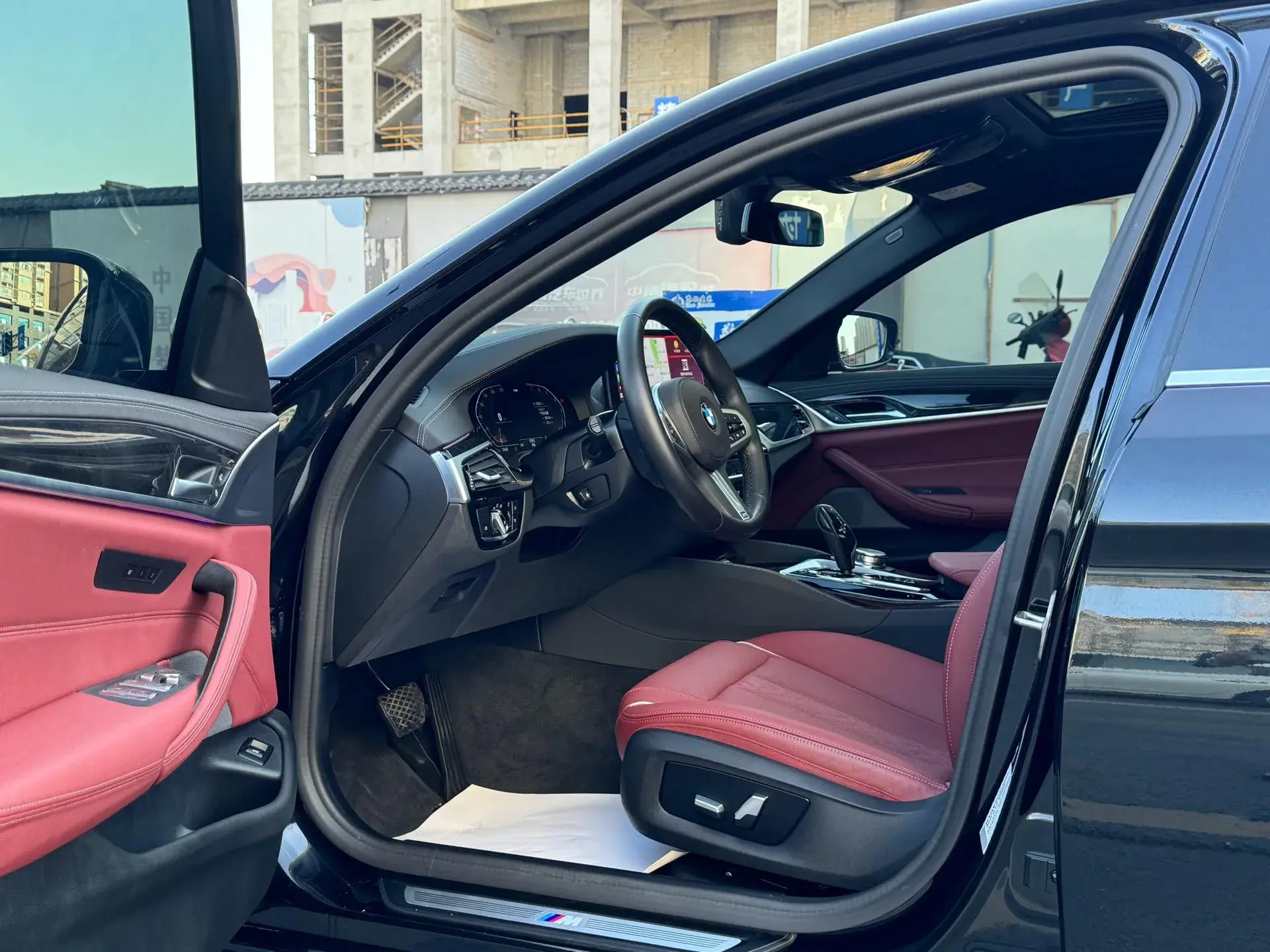 2022 BMW 5 thumbnail 4